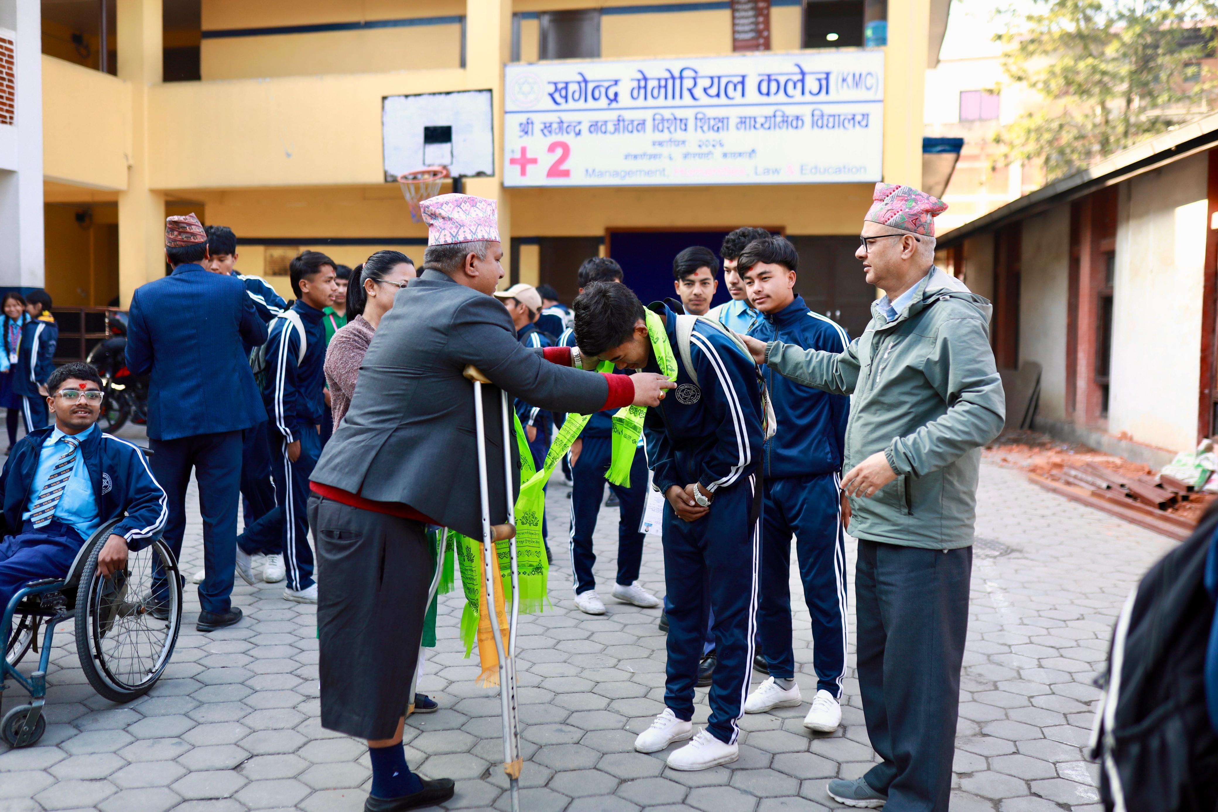 फरक क्षमता भएका परीक्षार्थीको फरक दृश्य, अरुकै सहायतामा परीक्षा(तस्बिरहरु)