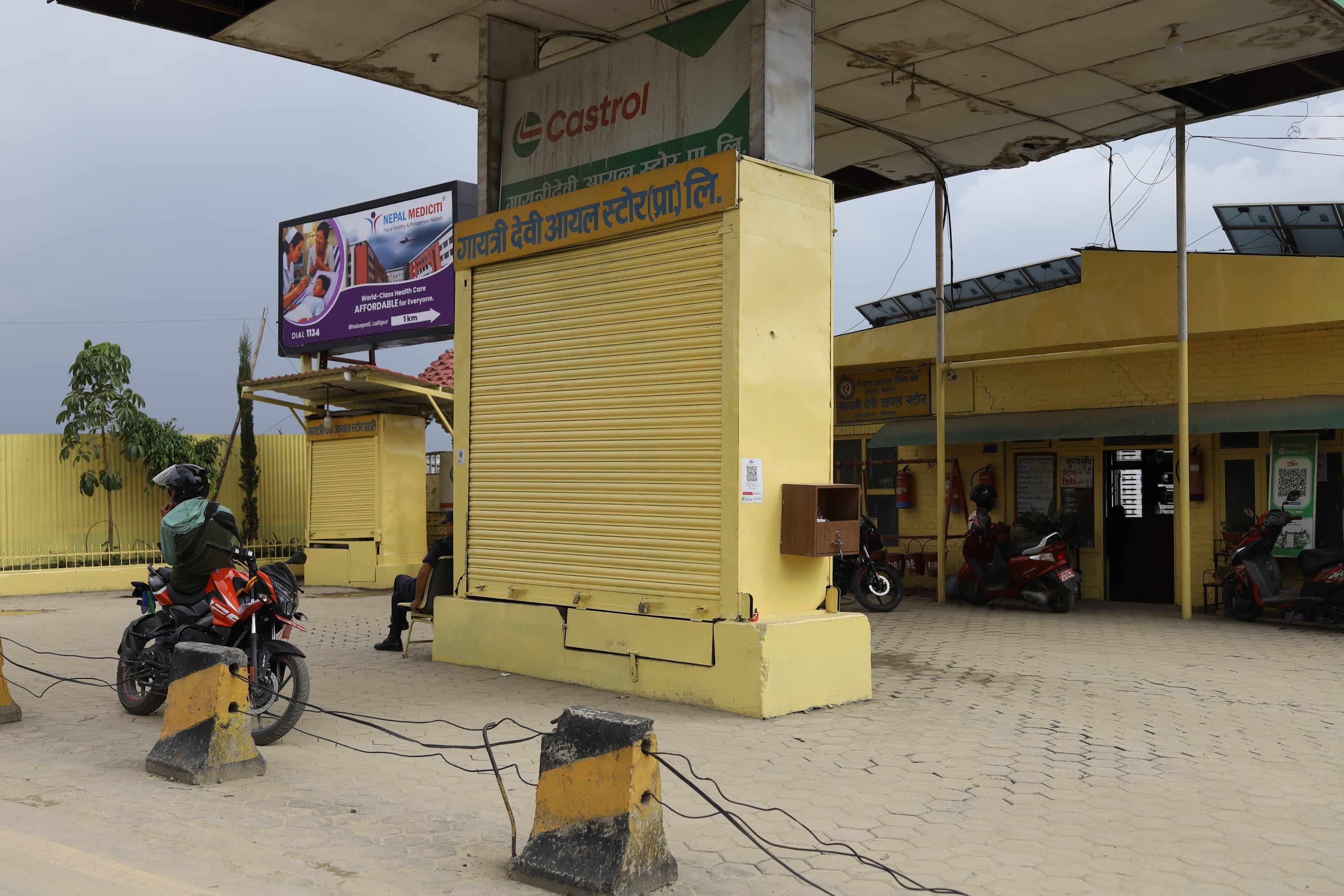 पेट्रोलियमको मूल्य घट्दा व्यवसायीले बन्द गरे पम्प (तस्बिरहरु)