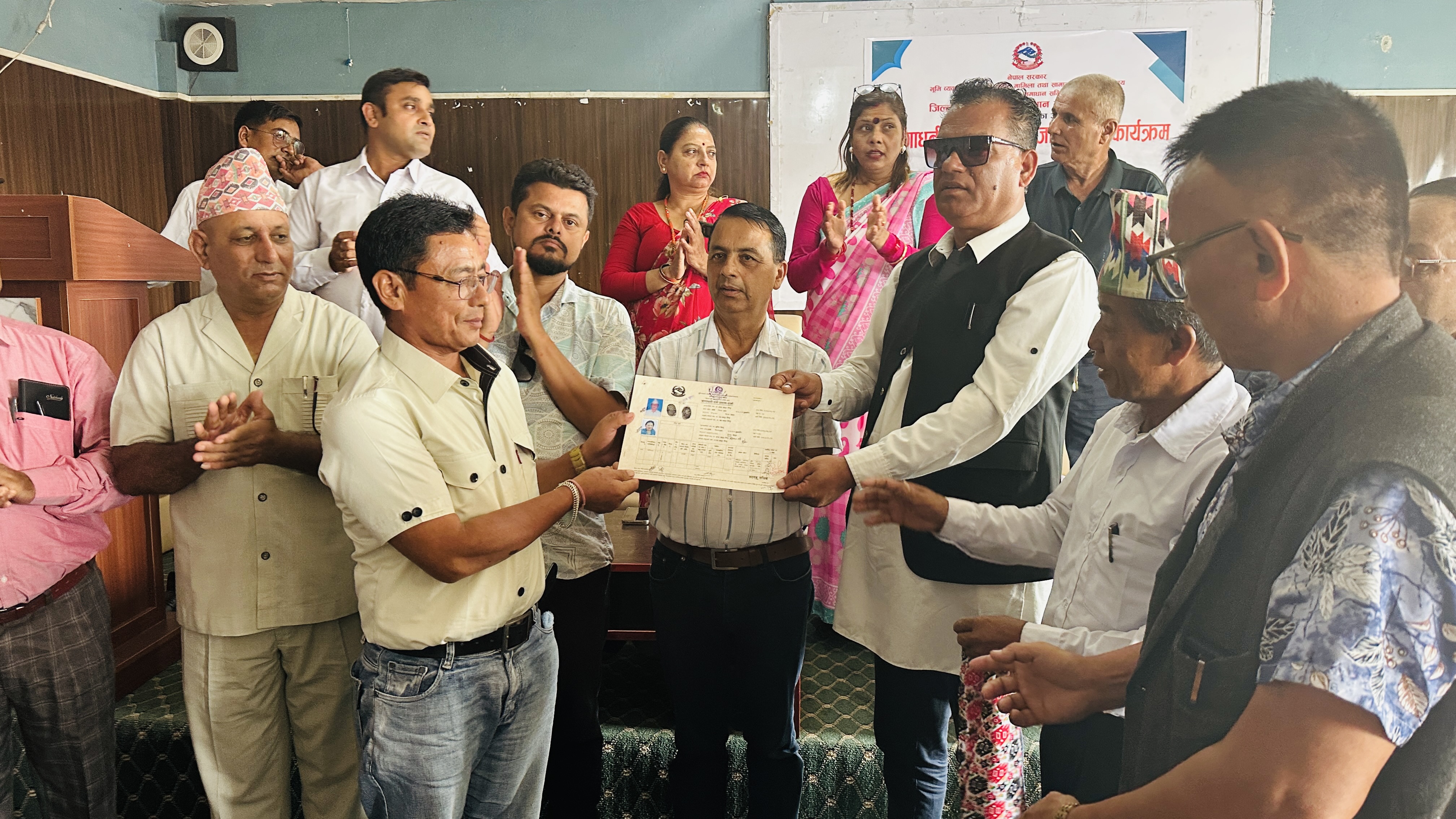 ३६ वर्षपछि जुनेलीका २६ परिवारको हातमा लालपुर्जा
