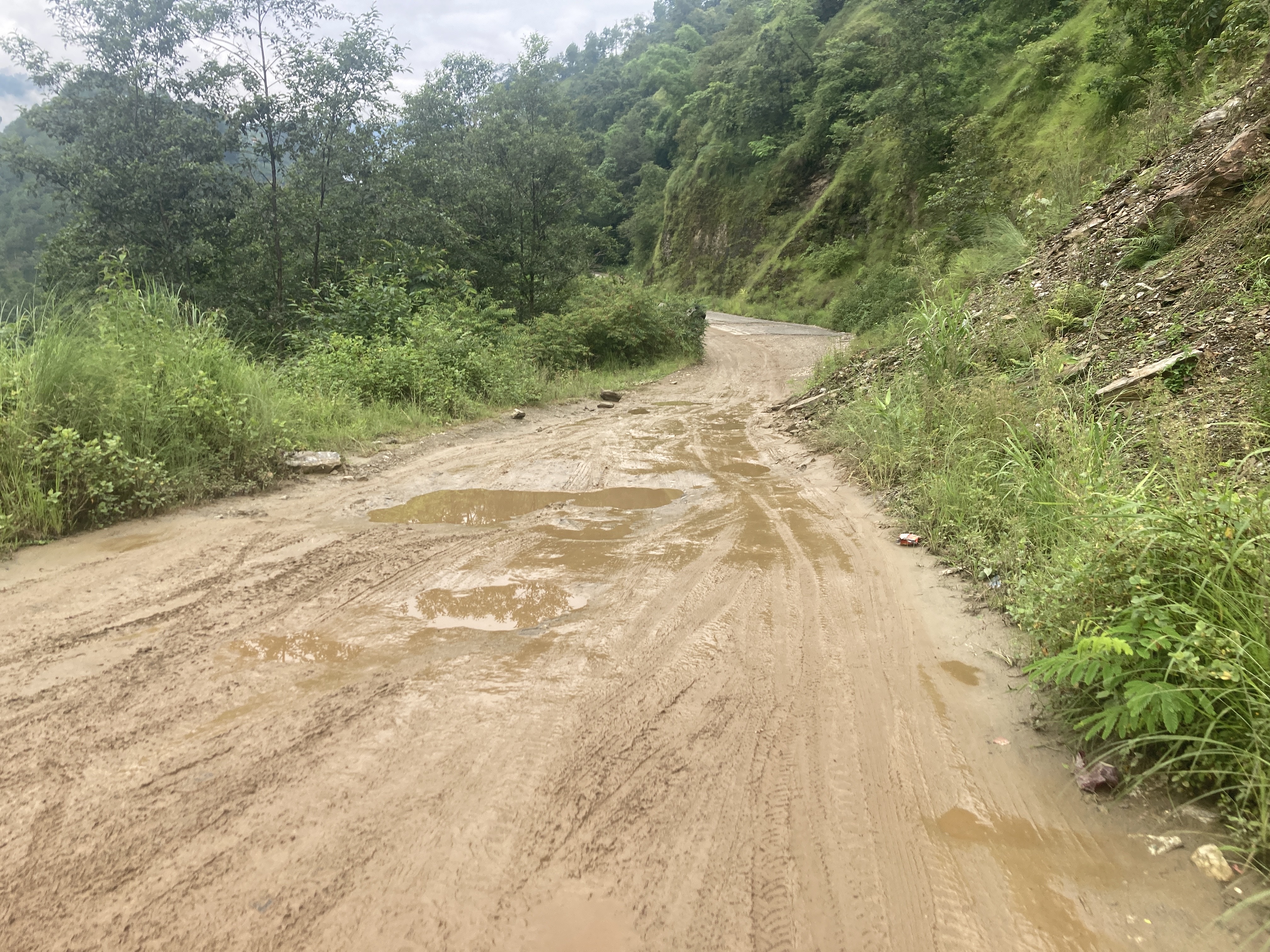 दुई वर्षमा सक्नुपर्ने सडक १० वर्षमा पनि उस्तै