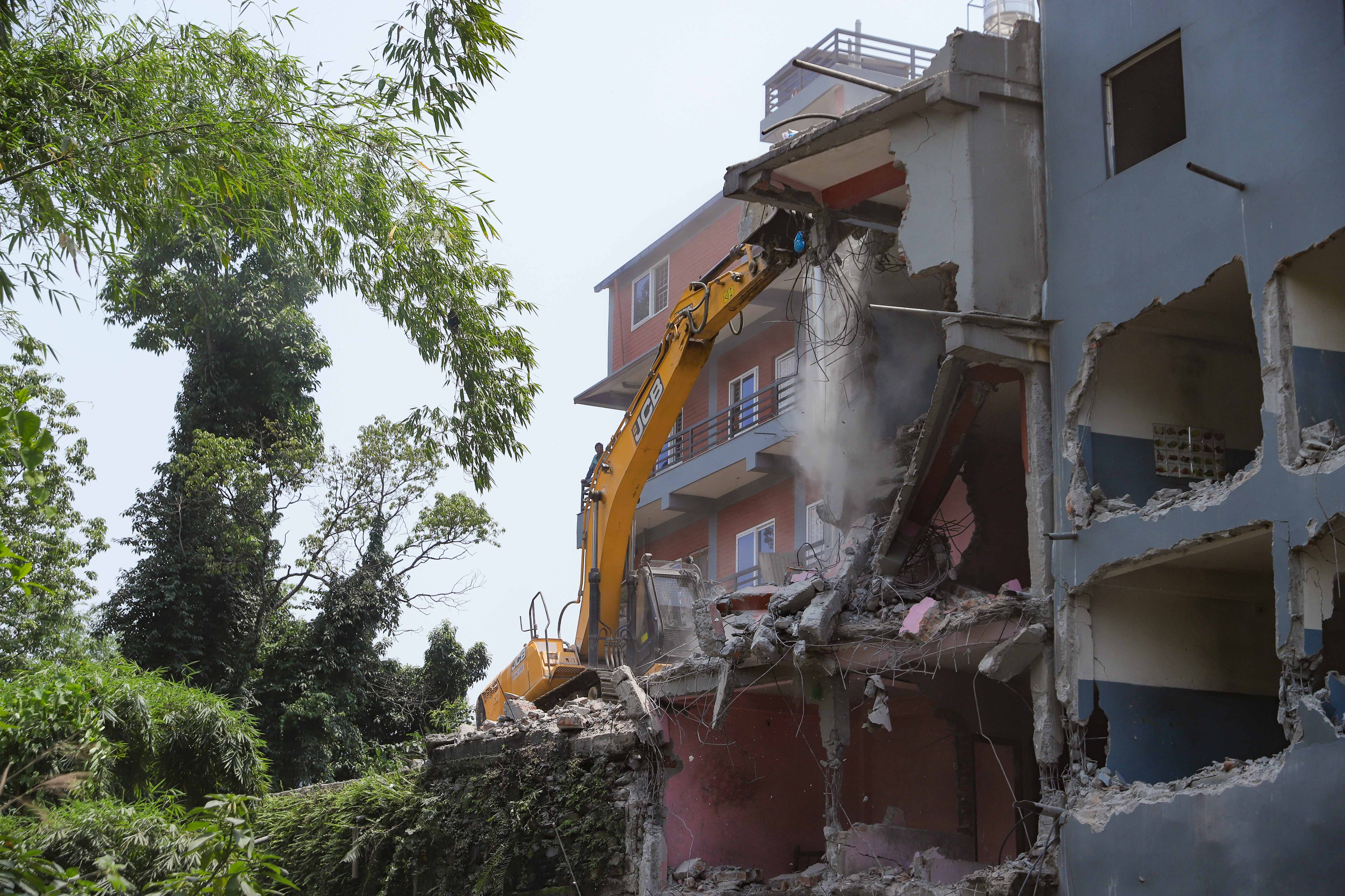 पोखराको फिर्के खोलामाथि बनेका संरचना भत्काउने कार्य आजपनि जारी(तस्बिरहरु)