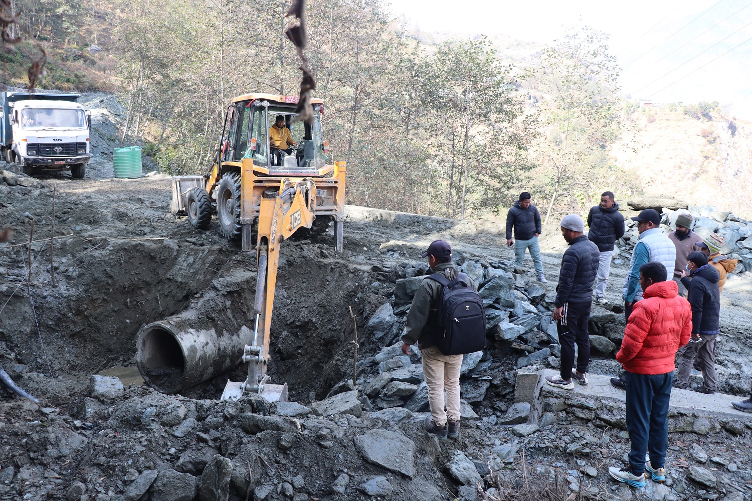 ढलान निर्माणमा माटो मिसिएको गिट्टी प्रयोग गरेपछि जनप्रतिनिधिले नै भत्काए