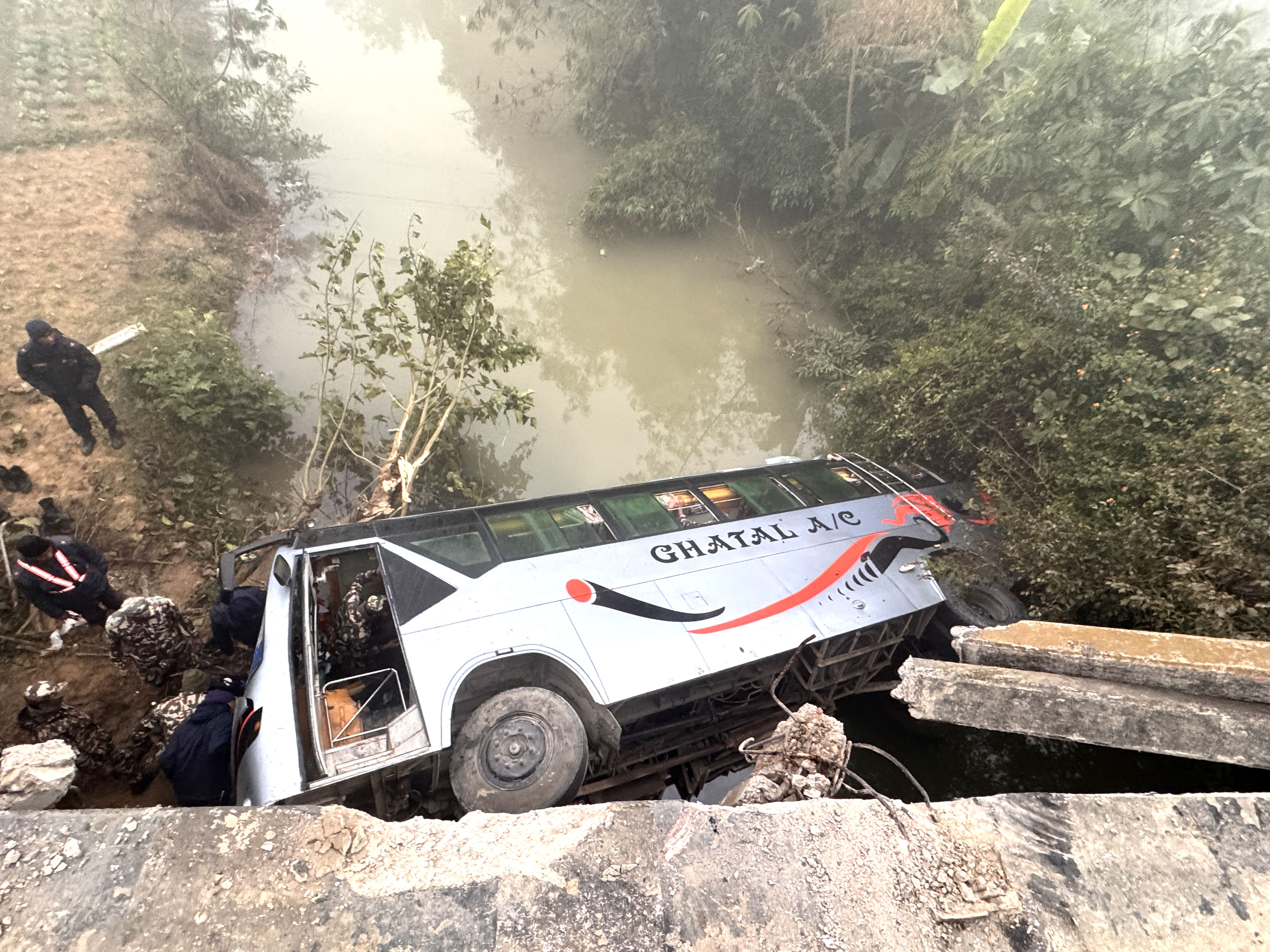 काठमाडौँ आउदै गरेको बस दाङमा दुर्घटना, २२ यात्री घाइते