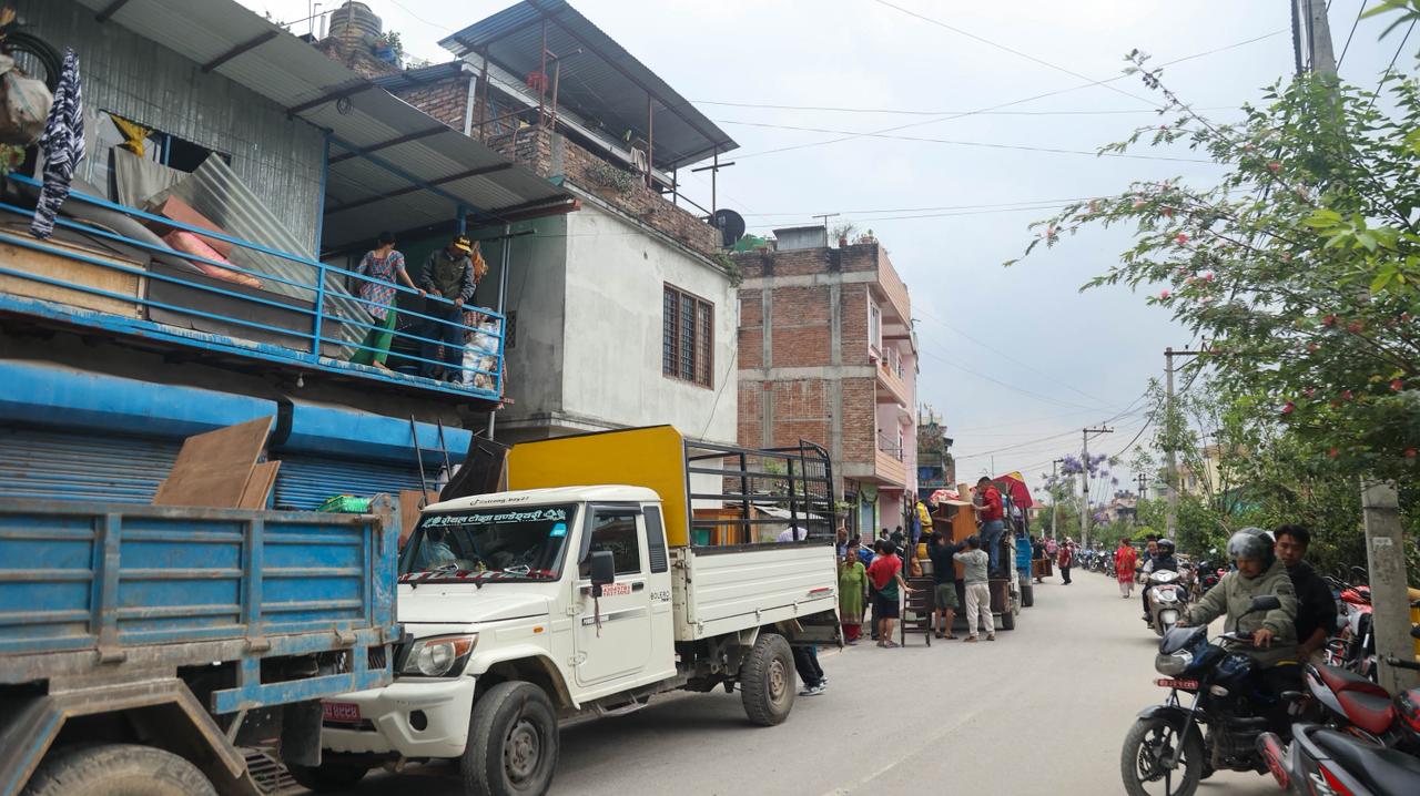 धोबीखोला करिडोरका सुकुम्बासीले सार्न थाले सामान (तस्बिरहरु)