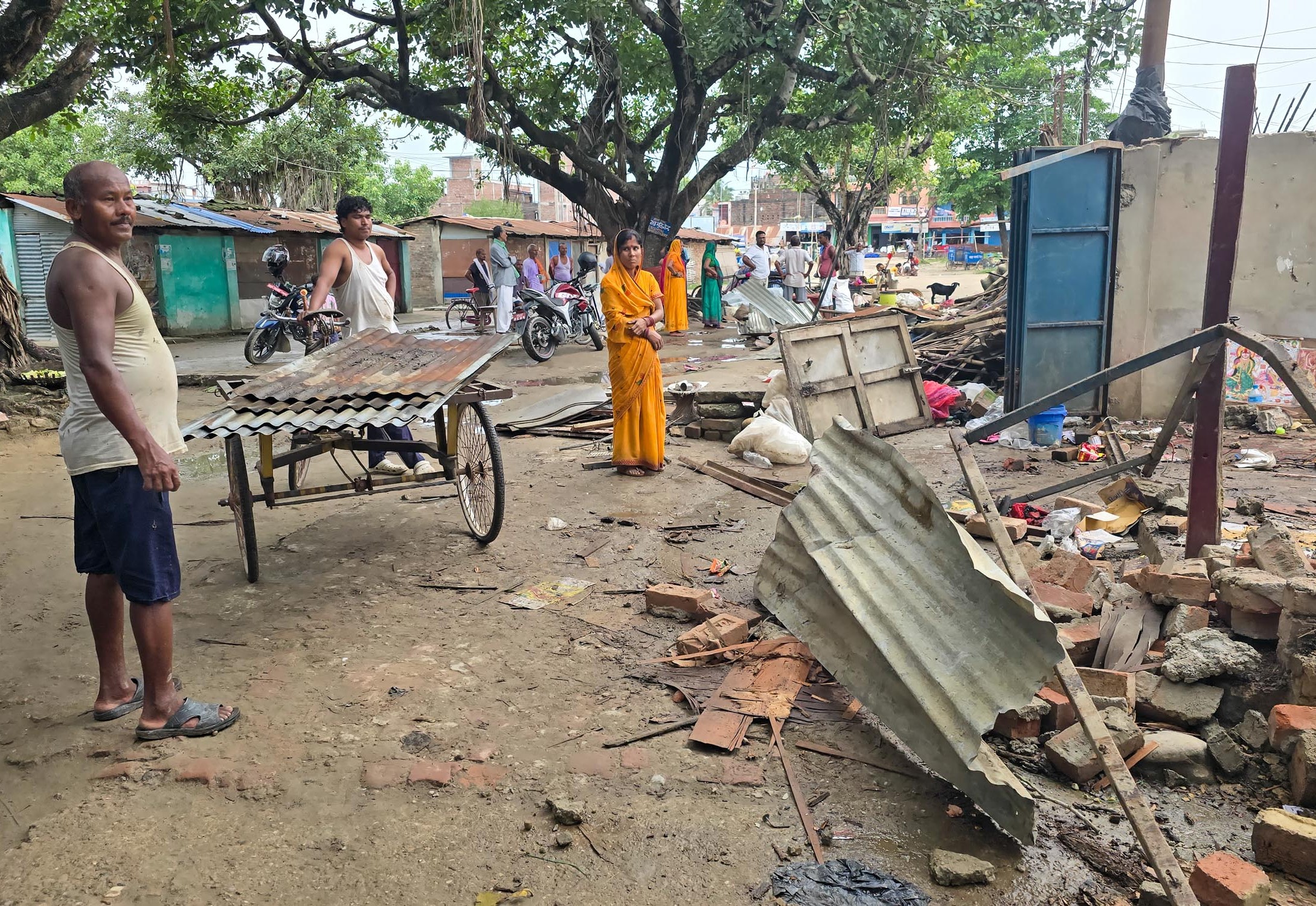 लहानमा सार्वजनिक जग्गामा बनेका घर–टहरामा चल्यो डोजर (तस्बिरहरू)