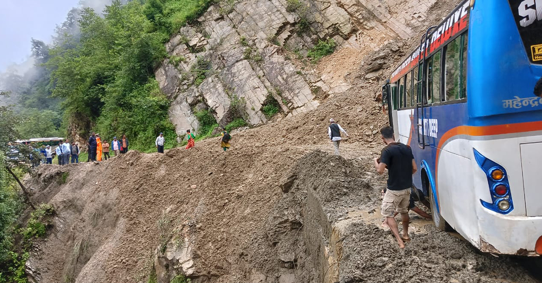 रनेबासमा खसेको पहिरो पन्छाएपछि  सञ्चालनमा आयो महाकाली राजमार्ग