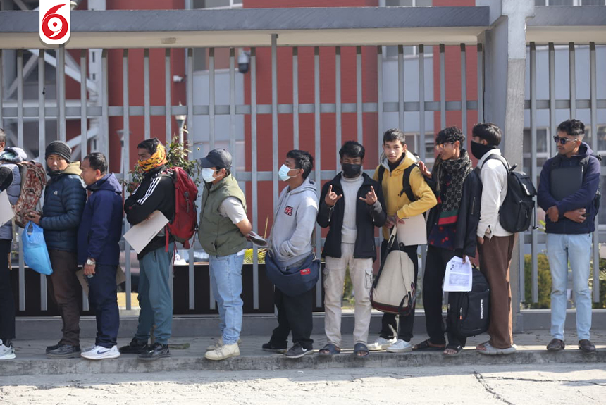 भद्रकालीमा निर्वाचन प्रहरी बन्न फाराम भर्ने युवाहरुको लाइन (तस्बिरहरु)