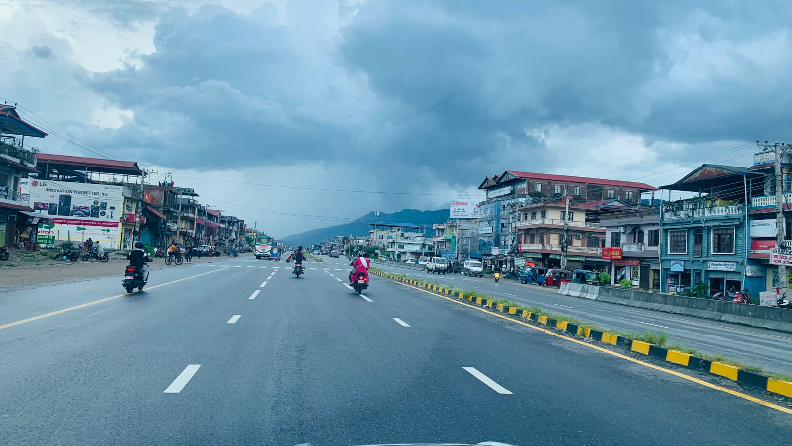 अब नारायणगढदेखि बुटवलसम्मको यात्रा दुई घण्टामै, यस्तो बन्यो ६ लेनको सडक