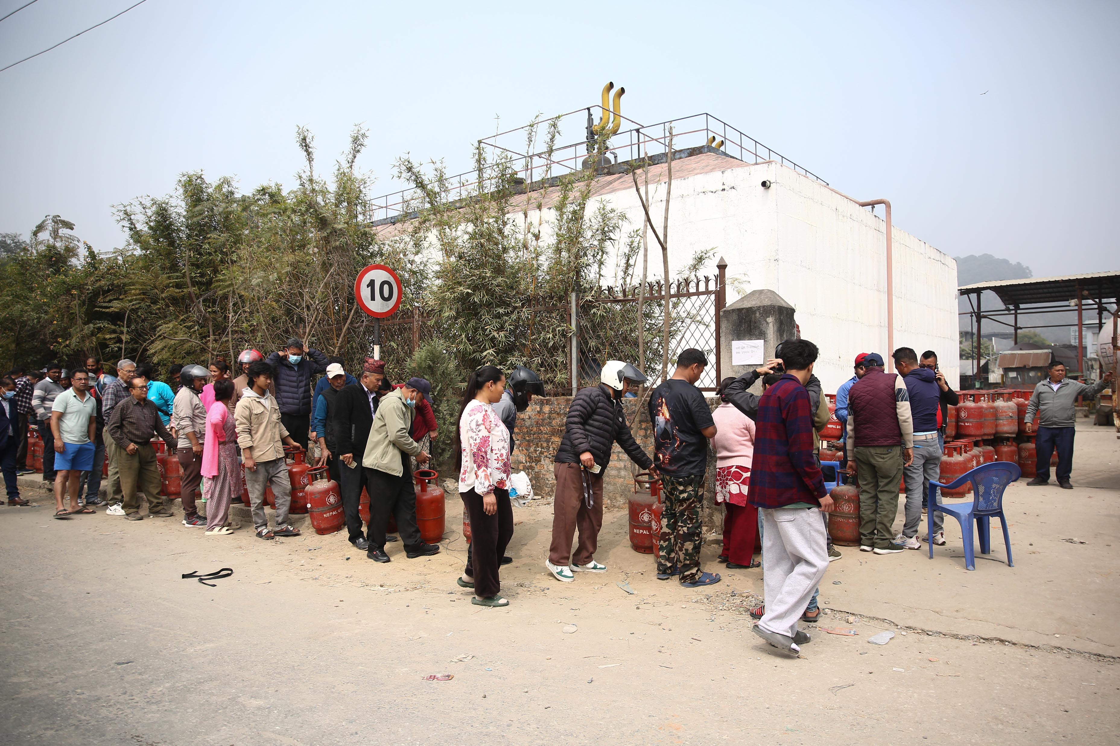 बजारमा ग्यास अभाव, नेपाल ग्यास उद्योगको वितरण कक्षबाट वितरण गरिदैं(तस्बिरहरु)