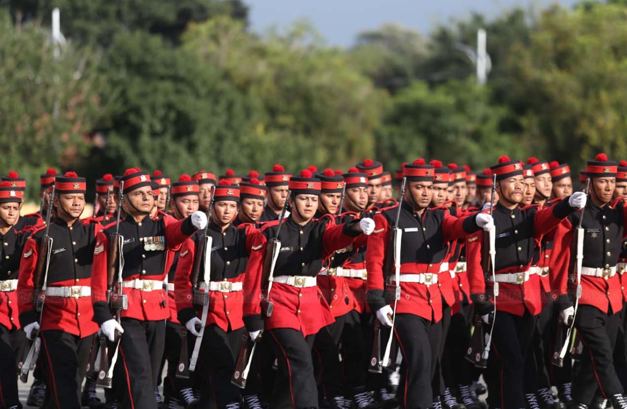 सैनिक मञ्च टुँडिखेलमा नेपाली सेनाकाे फूलपाती बढाइँ (तस्विरहरु)