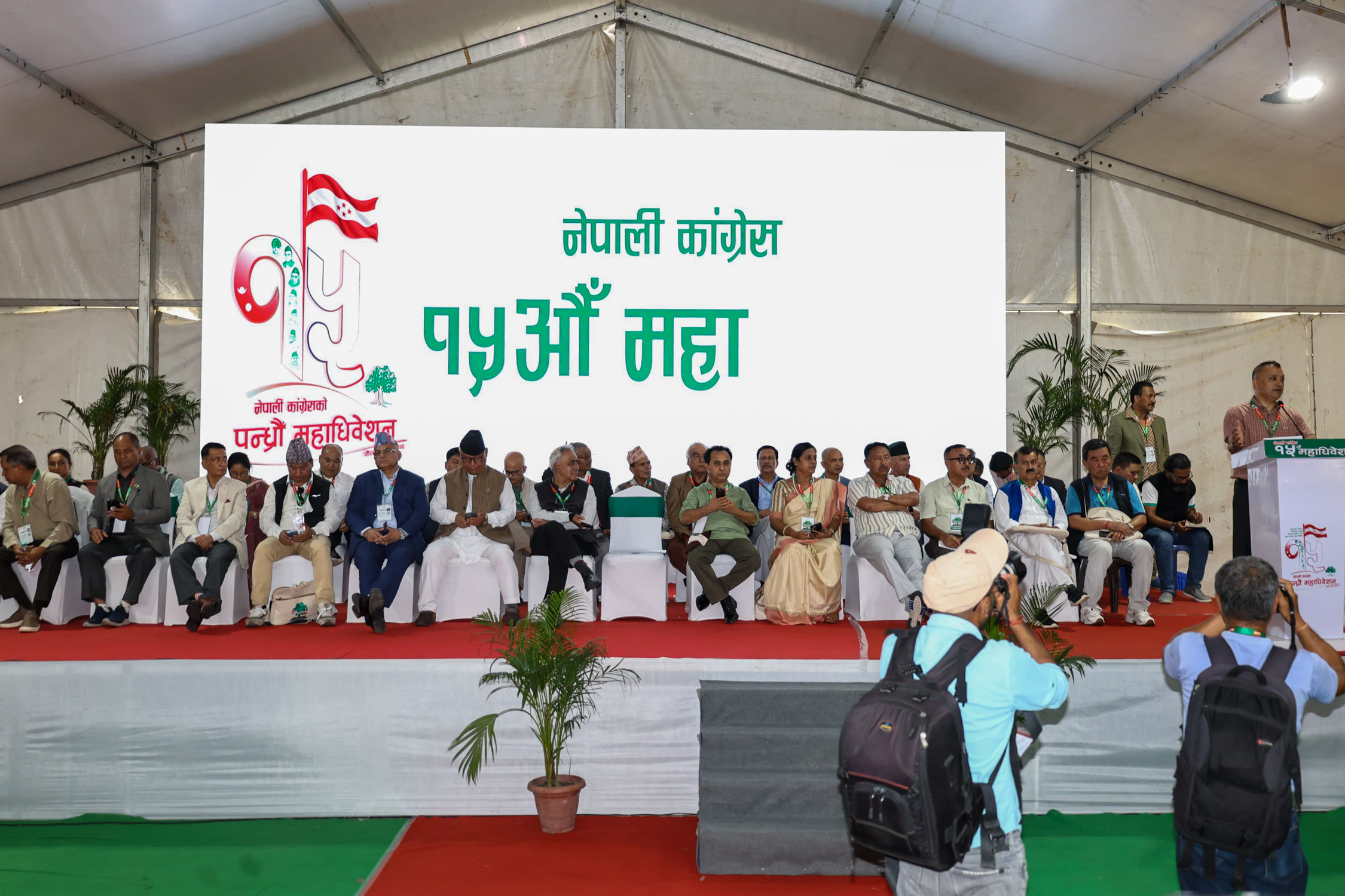 खुलामञ्चमा कांग्रेसको बन्दसत्र (तस्बिरहरू)