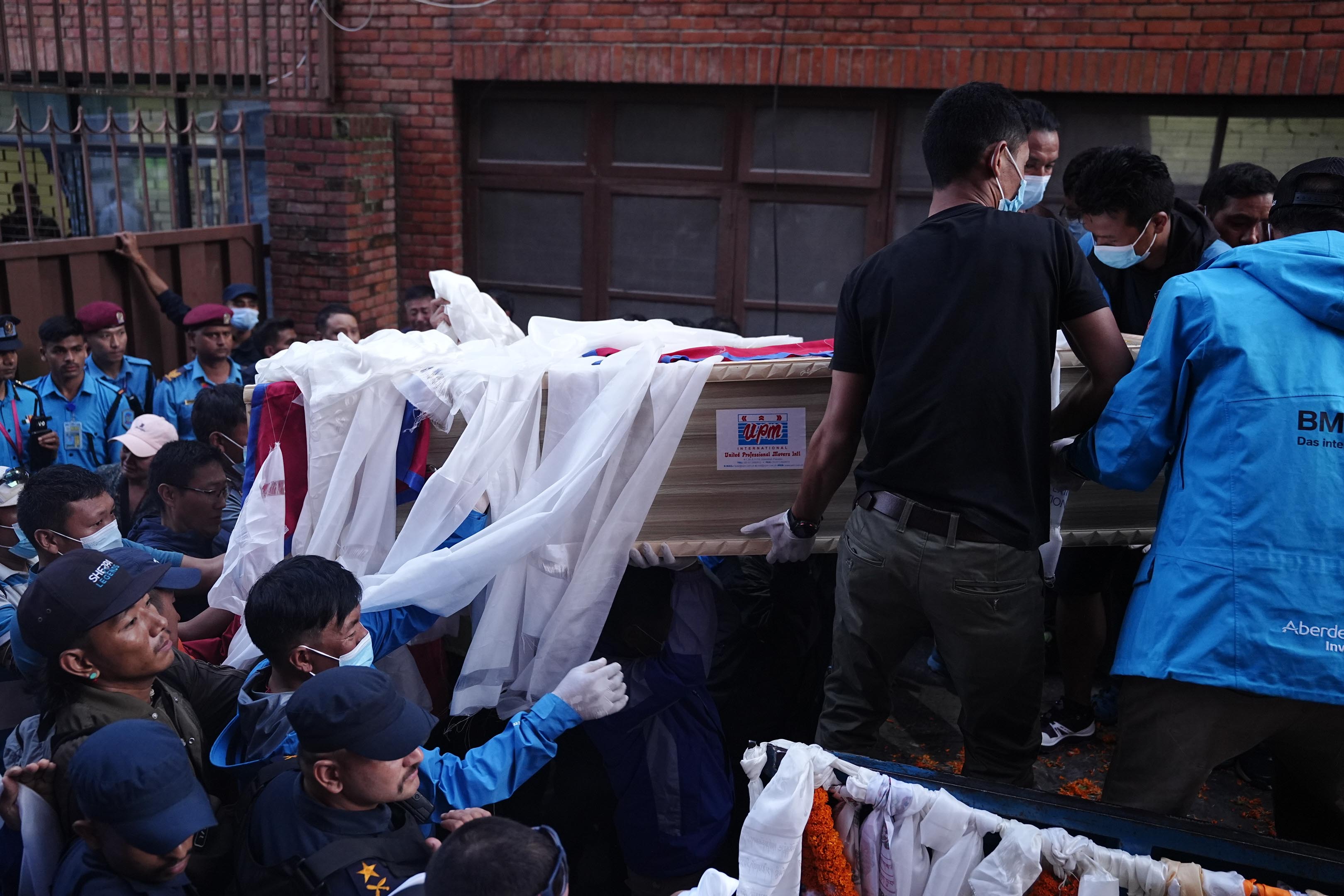 Nepali-Mountaineer-Bodies_-875-1786453809.jpg