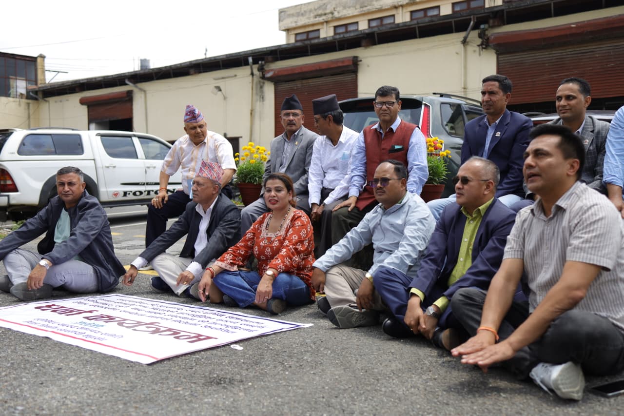 Nirman-Byabasayi-dharna_NPL-(8)-1778741205.jpeg