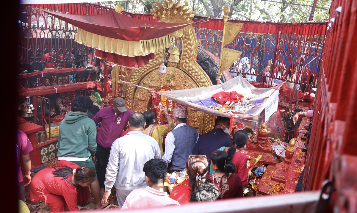महाअष्टमीमा शक्तिपीठमा भक्तजनको घुइँचो