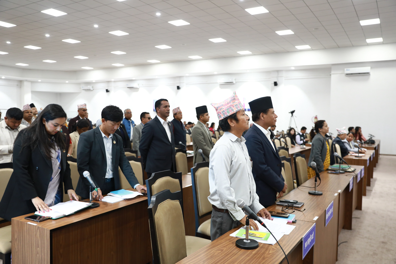 संसद् बैठकमा विपक्षी दलको आफूखुसी मौनधारण, अवरोधपछि बैठक नै स्थगित (तस्वीरहरु)