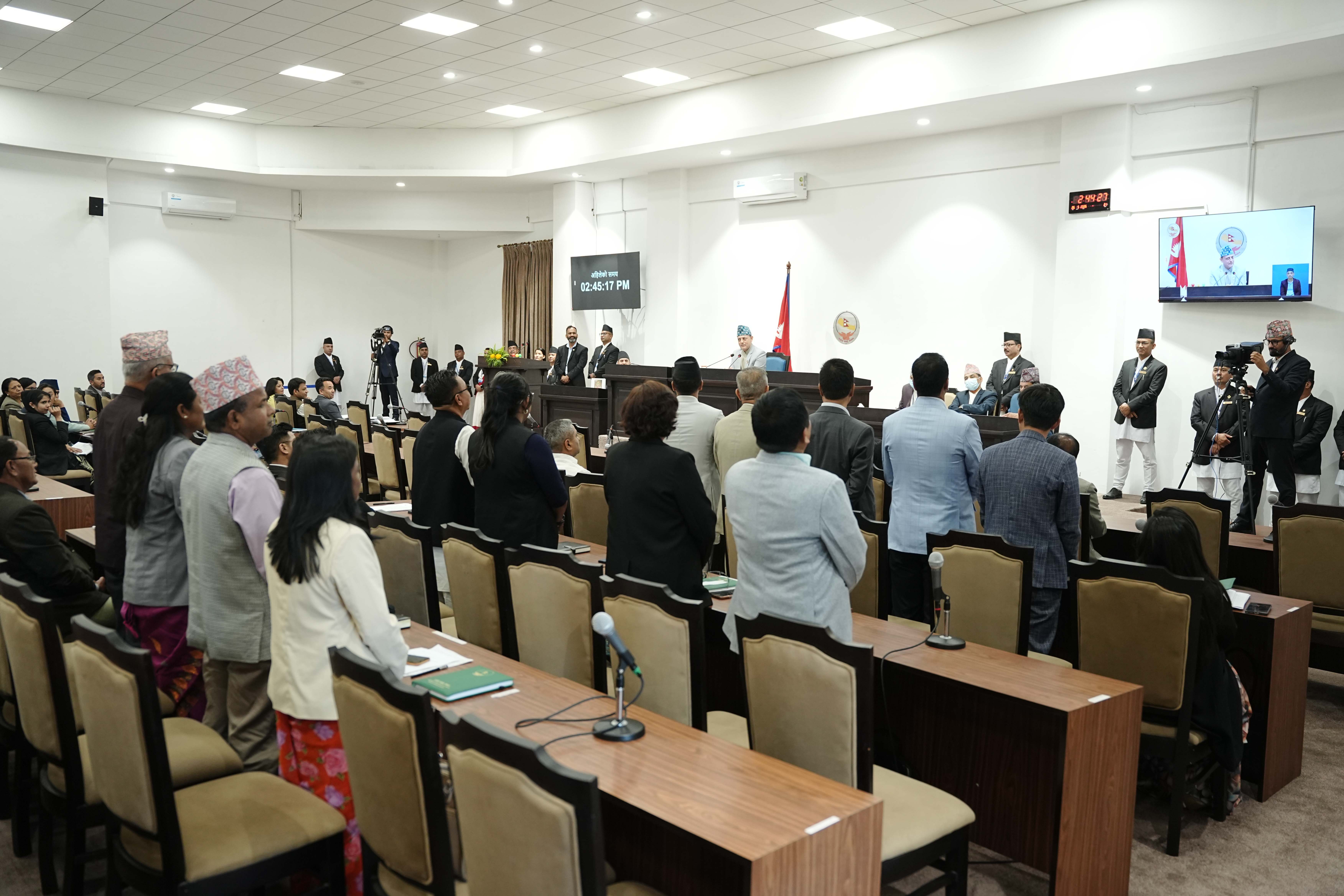 संसद्‍मा प्रधानमन्त्रीको उपस्थितिको माग गर्दै प्रतिपक्षद्वारा अवरोध (तस्बिरहरु)