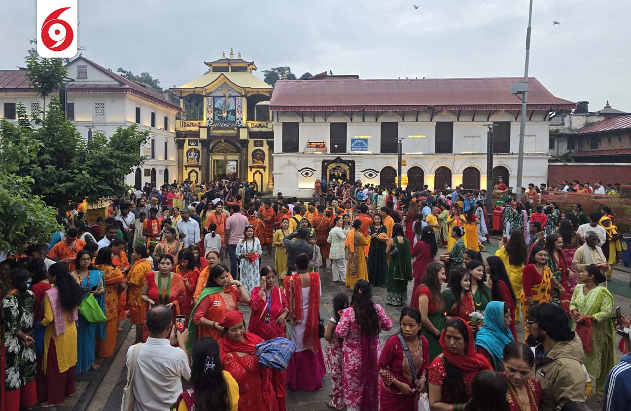साउनको पहिलो सोमबार पशुपतिनाथमा दर्शनका लागि श्रद्धालुको भीड (तस्बिरहरू)
