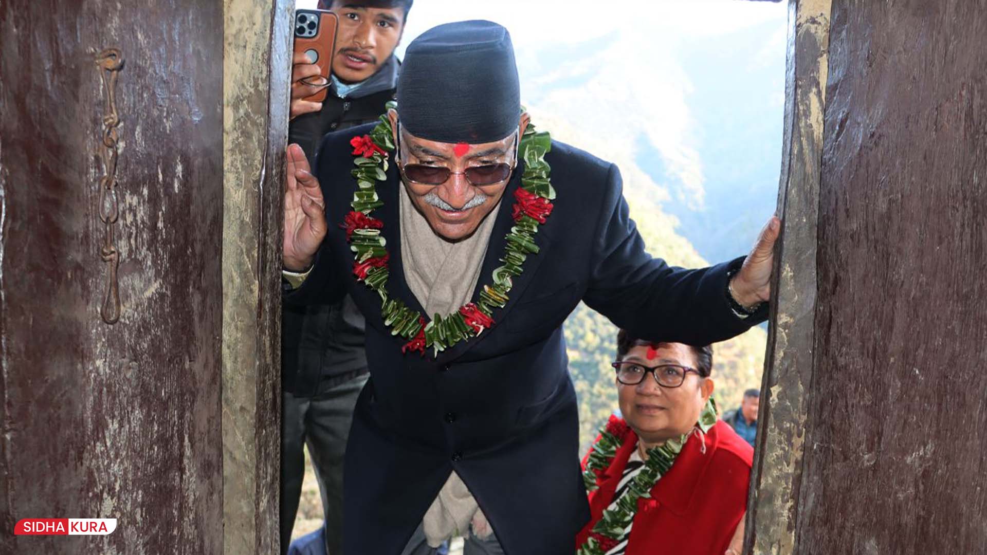 जनयुद्धको ऐतिहासिक स्थल चुनबाङबाट श्रीमती र छोरा सम्झिएर भावुक भएका प्रचण्ड