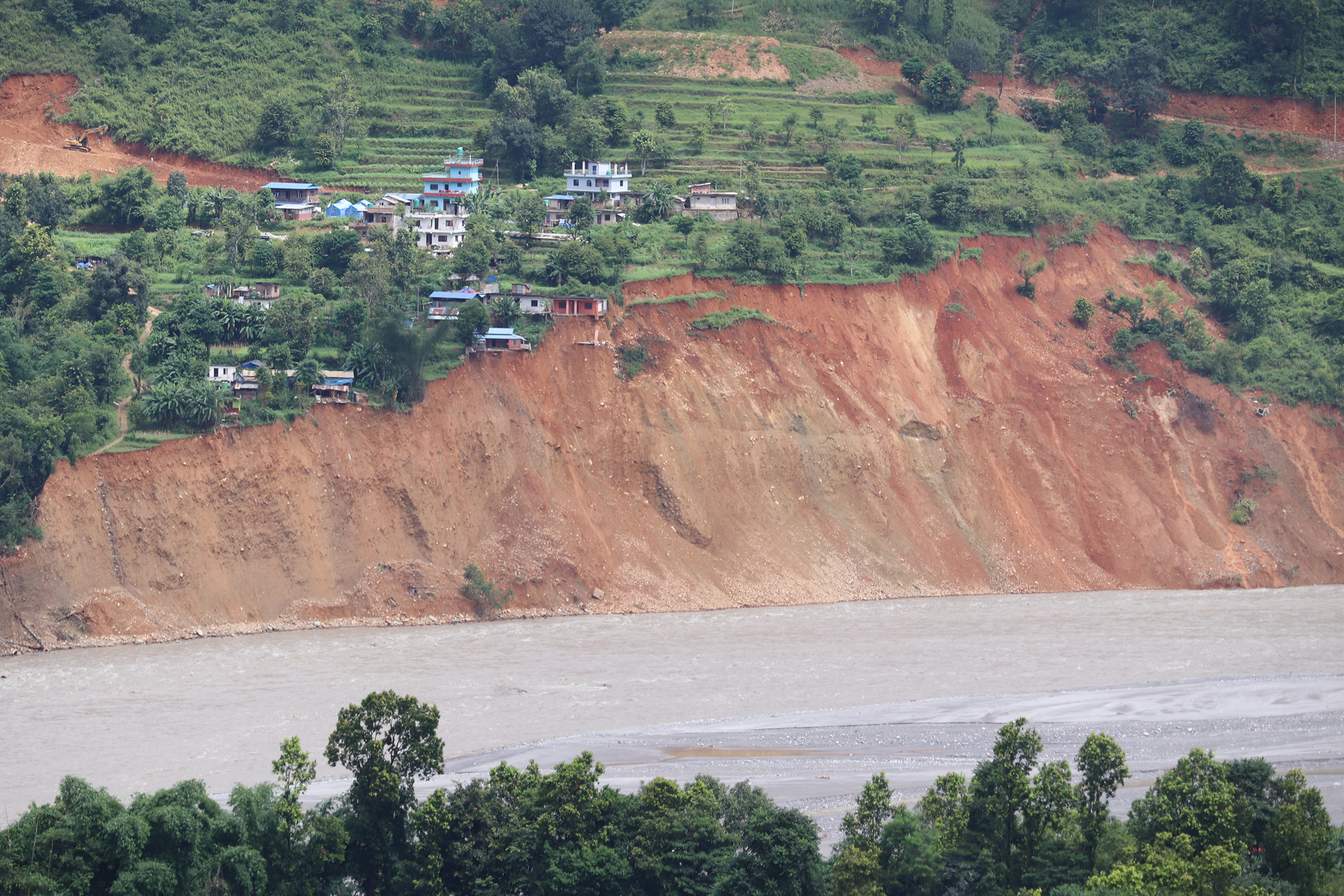 त्रिशूलीको निरन्तर कटानले जोखिममा दर्शनटार बस्ती