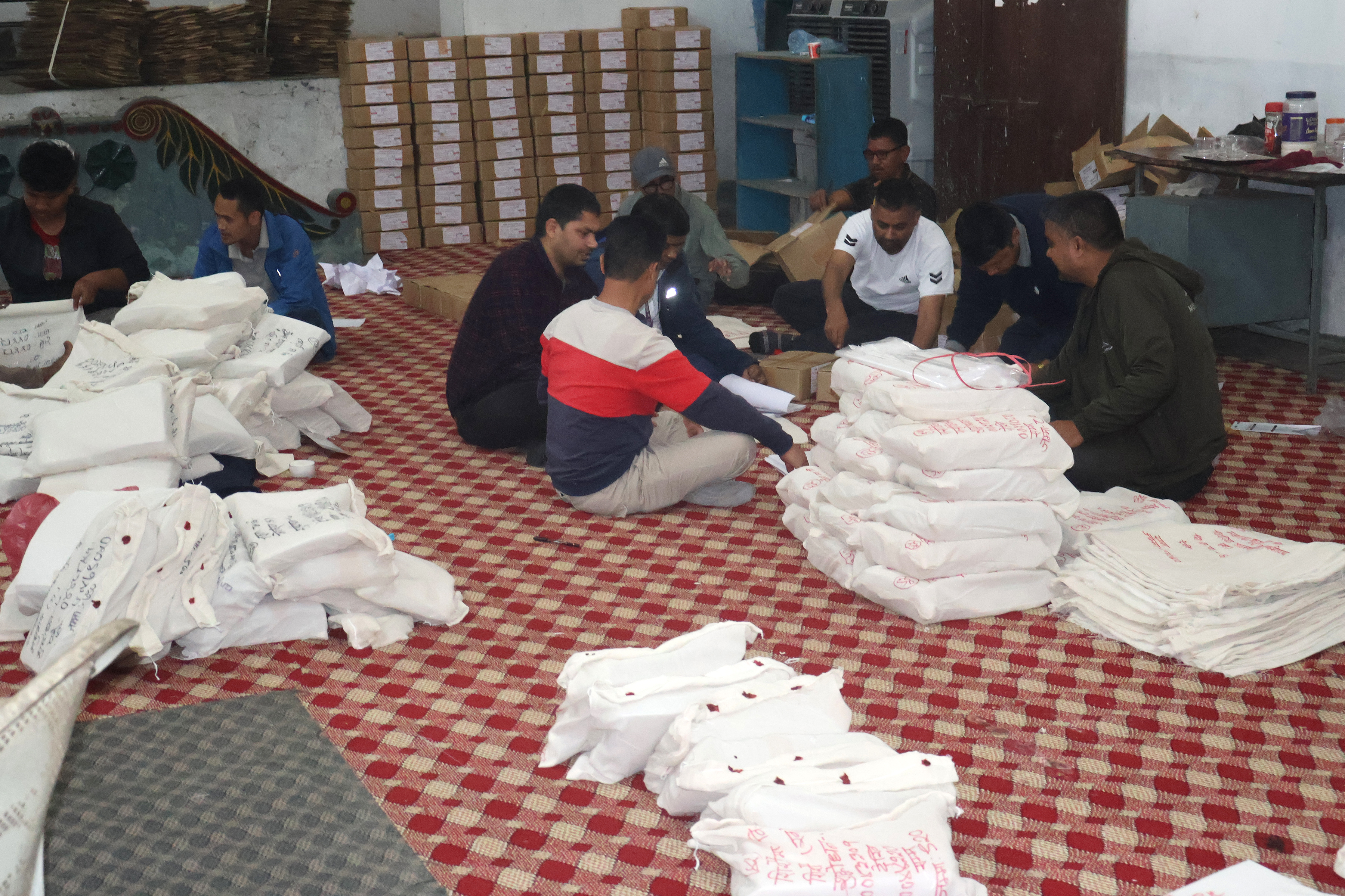 देशभरका १६५ वटै निर्वाचन क्षेत्रमा पुग्यो निर्वाचन सामग्री