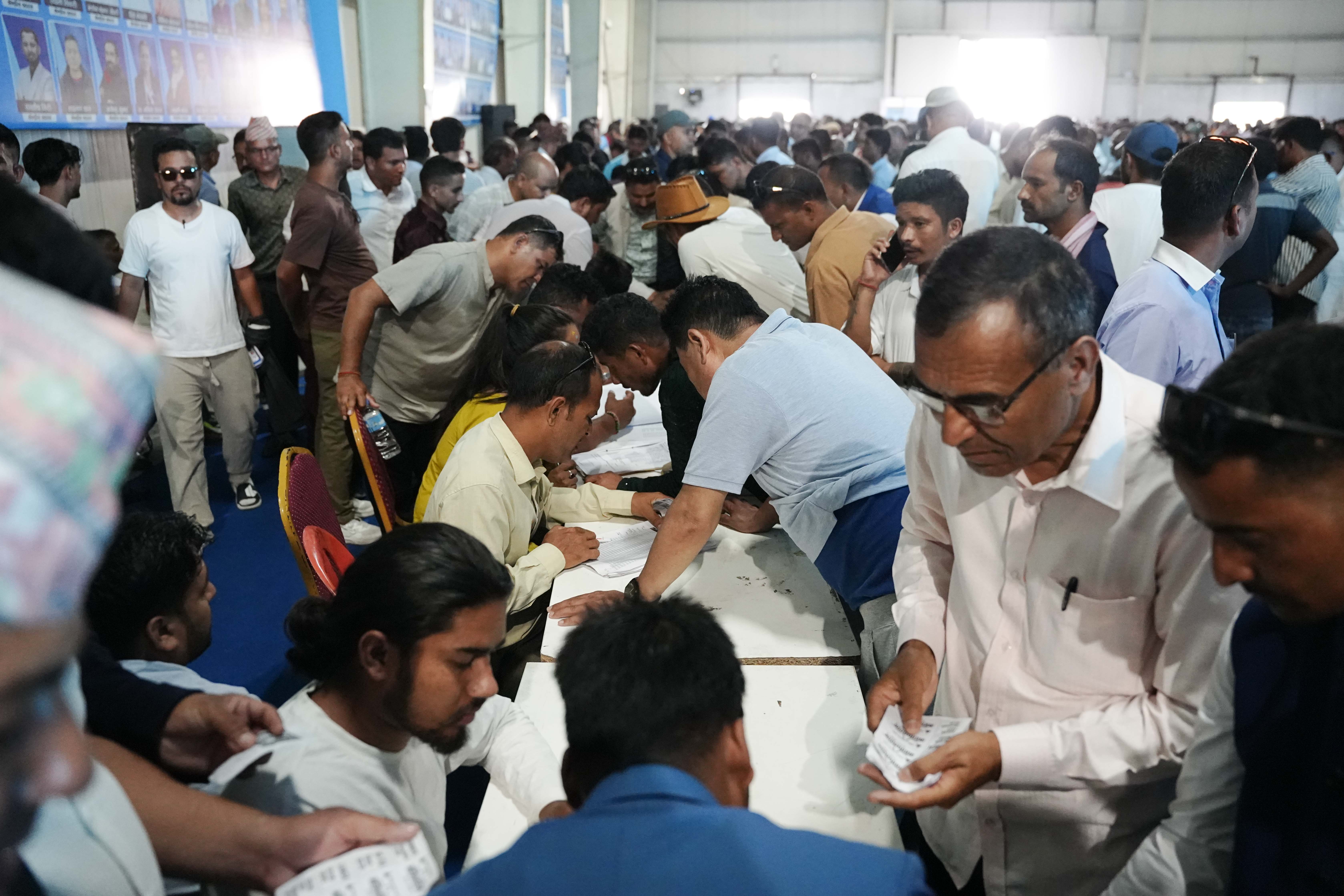 रास्वपा प्रतिनिधिलाई बाँडियो प्रवेश कार्ड (तस्बिरहरु)