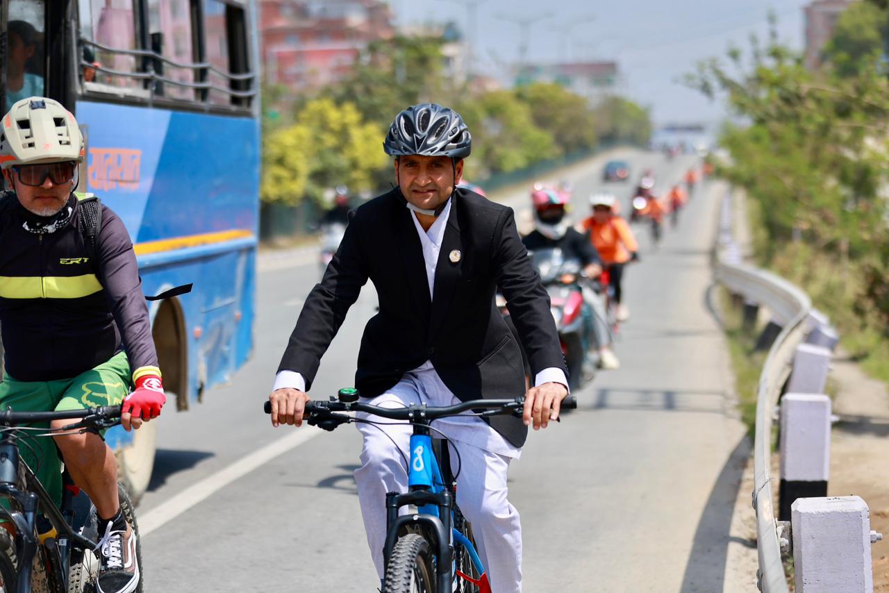 साइकल चढेर रास्वपा सांसद गजुरेल संसद बैठकमा भाग लिन पुगेपछि...