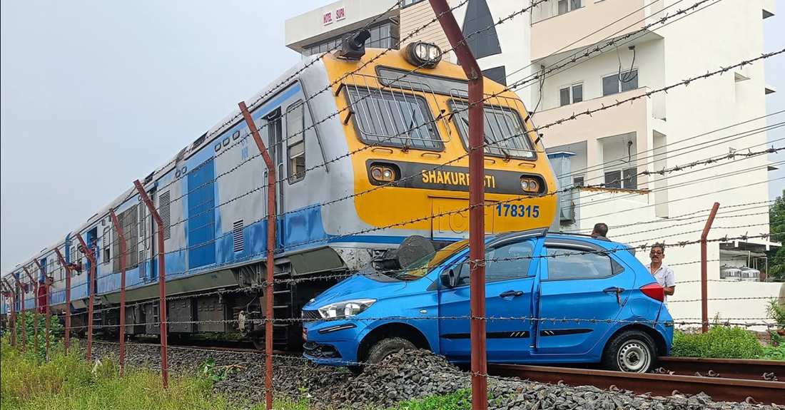 जनकपुरमा रेल र कार ठोक्कियो