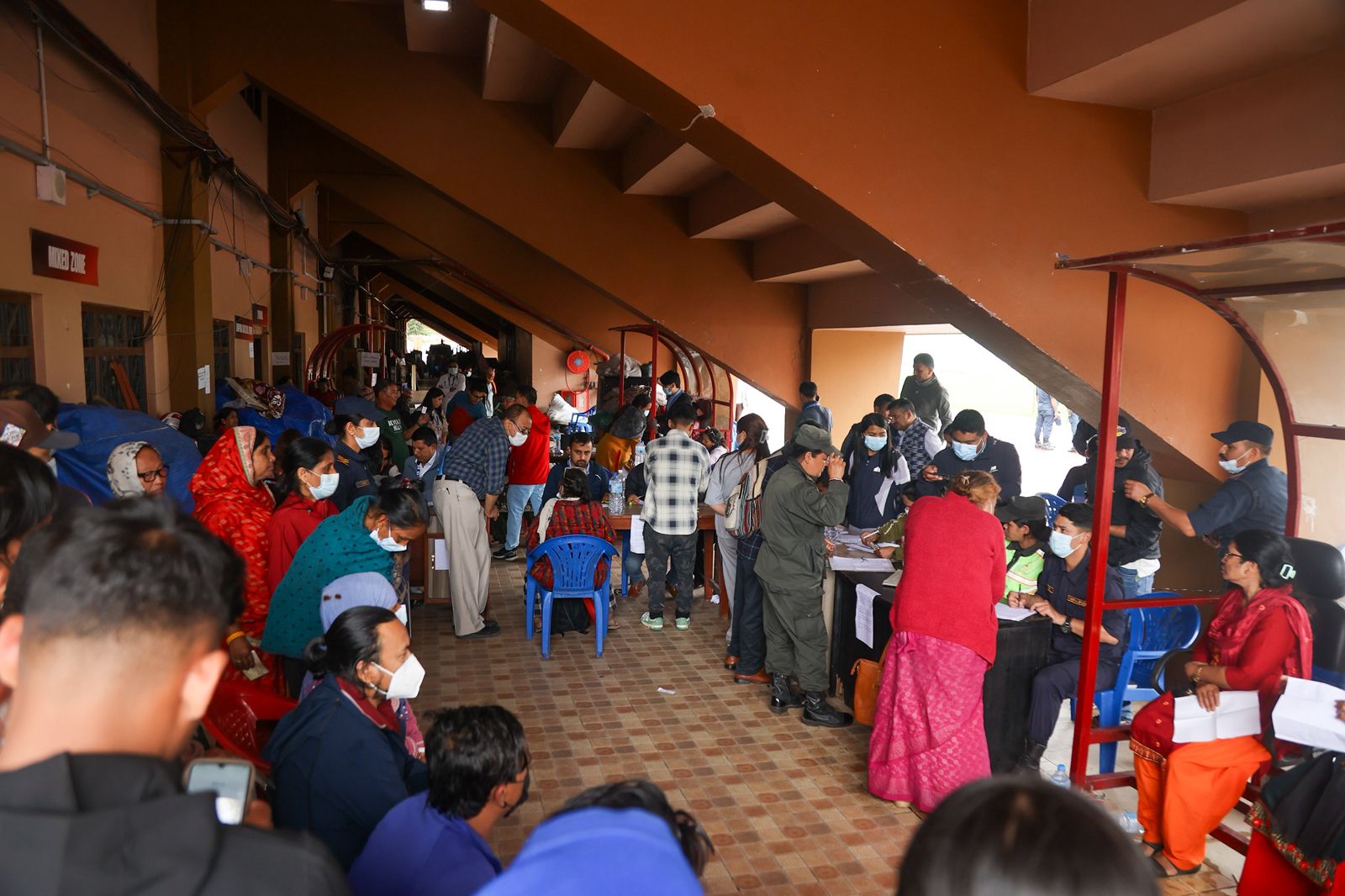 बस्ती भत्काउँदा विस्थापित भएका परिवारहरूलाई दशरथ रंगशालामा ल्याइयो(तस्बिरहरु)