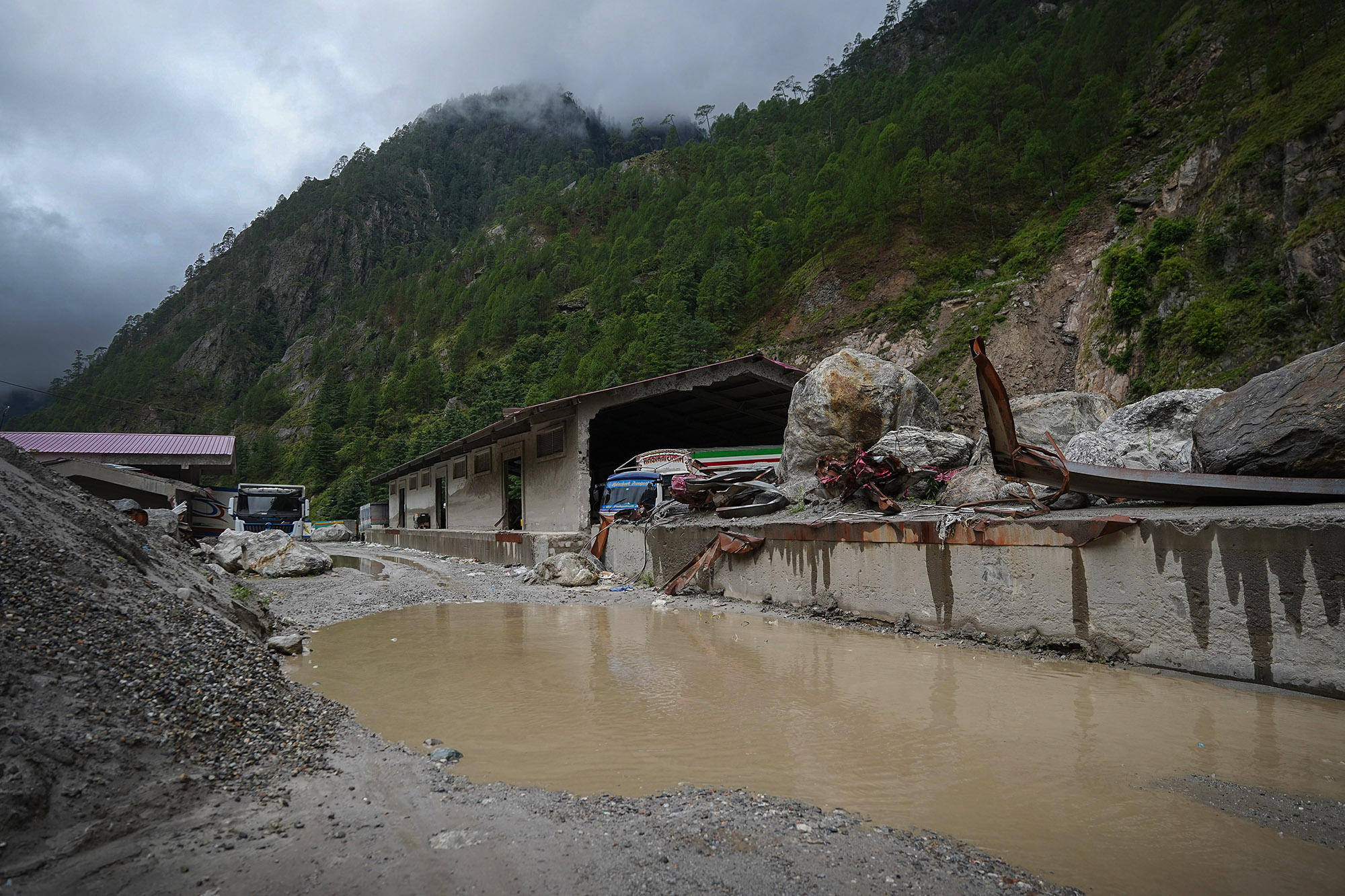 एक वर्षपहिले बाढीले तहसनहस बनेको रसुवा भन्सार कार्यालयको यार्ड अहिलेसम्म उस्तै (तस्बिरहरु)