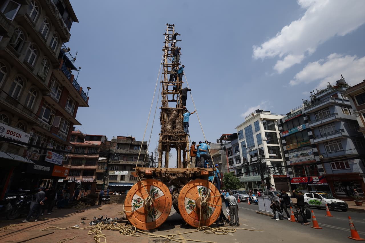 रातो मच्छिन्द्रनाथको रथ धमाधम बनाइँदै(तस्बिरहरु)