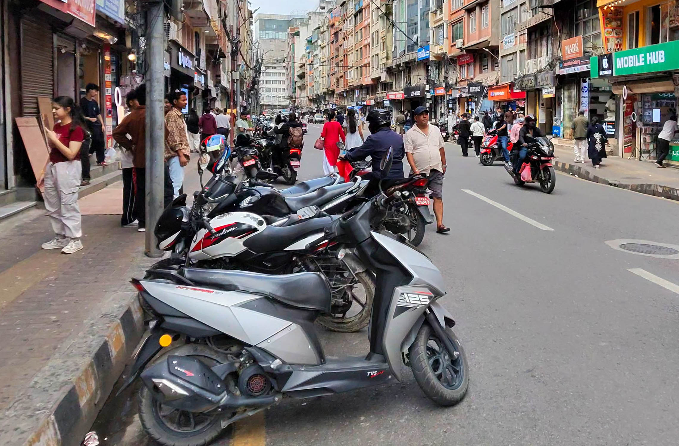 गणेश नेपाली घटनापछि सडकबाट हराए नगर प्रहरी,  फेरि बढ्यो अव्यवस्थित पार्किङ  (तस्बिरहरू)