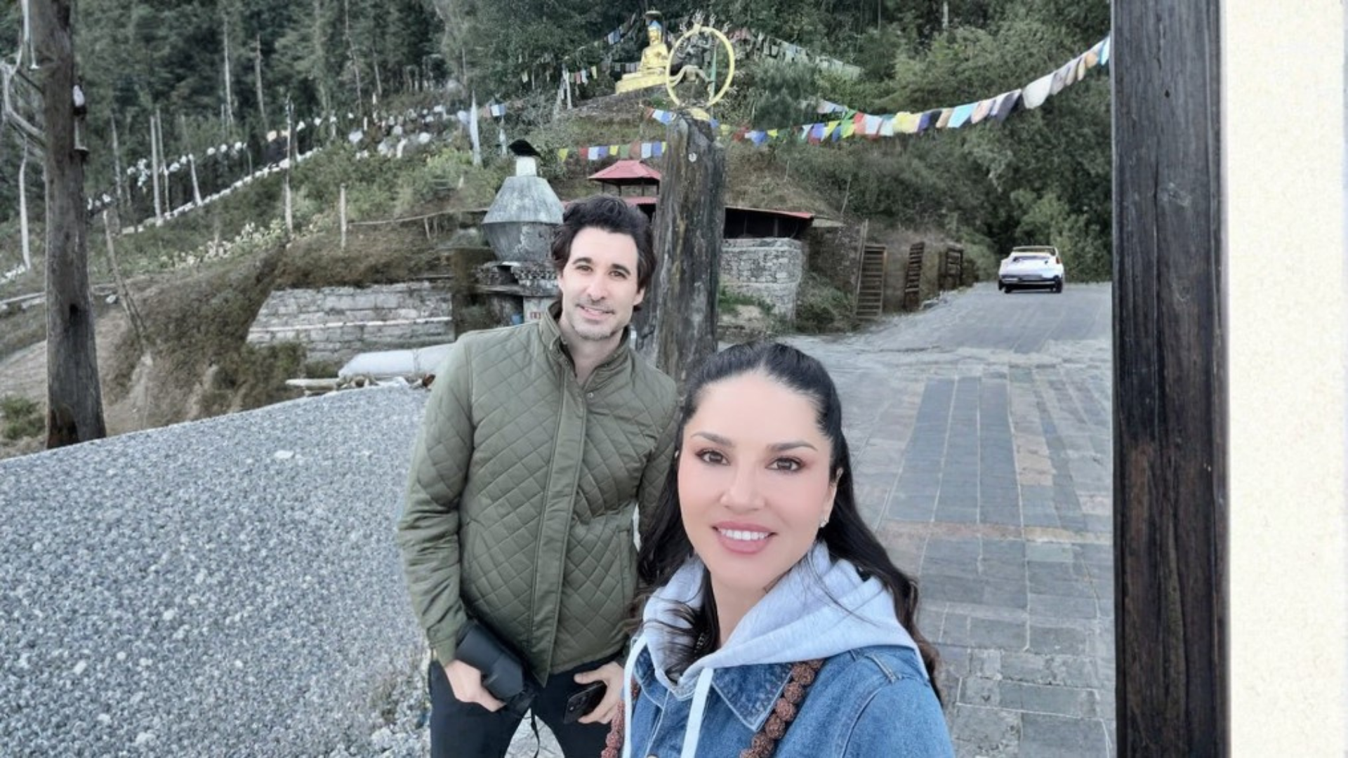 नगरकोट घुम्दै छन् सन्नी लियोनी र पति डेनियल वेभर (तस्वीर)