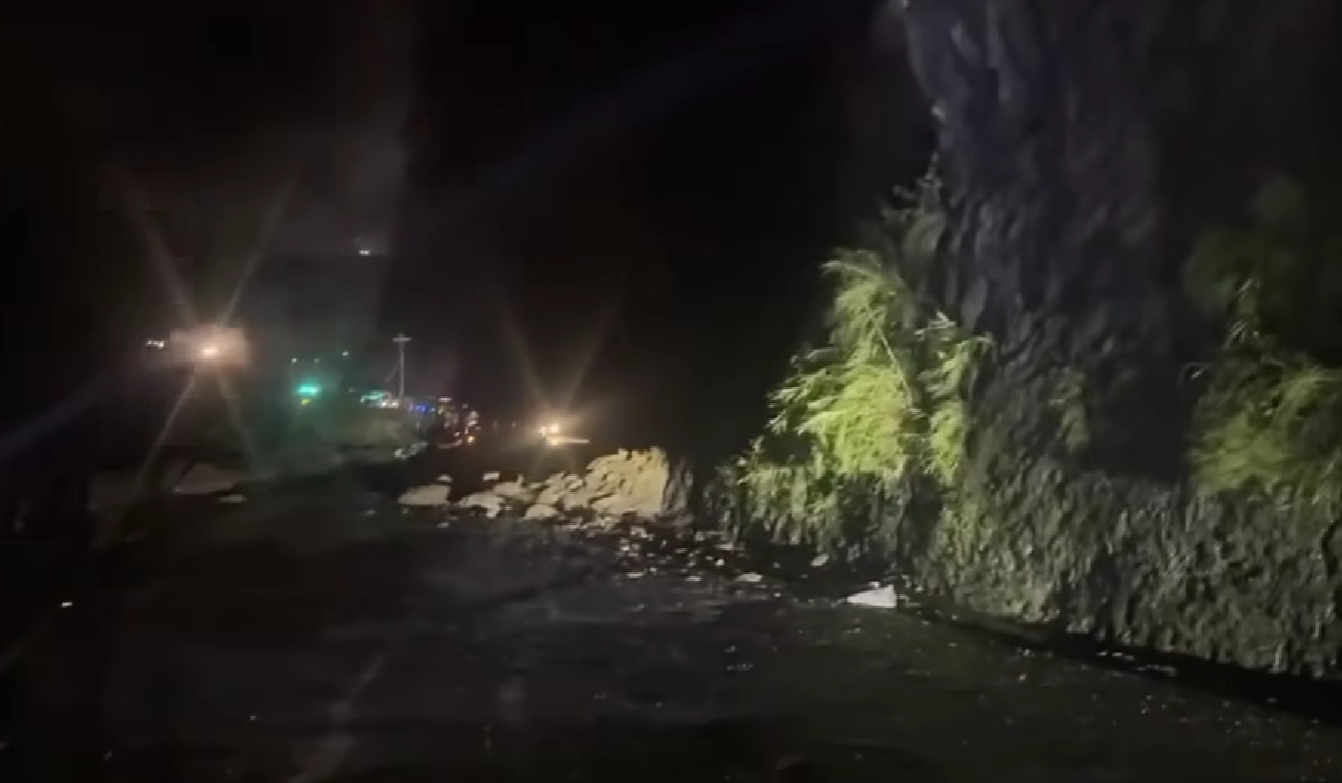 ढुङ्गा खसेर लाग्दा बसमा सवार यात्रुको मृत्यु