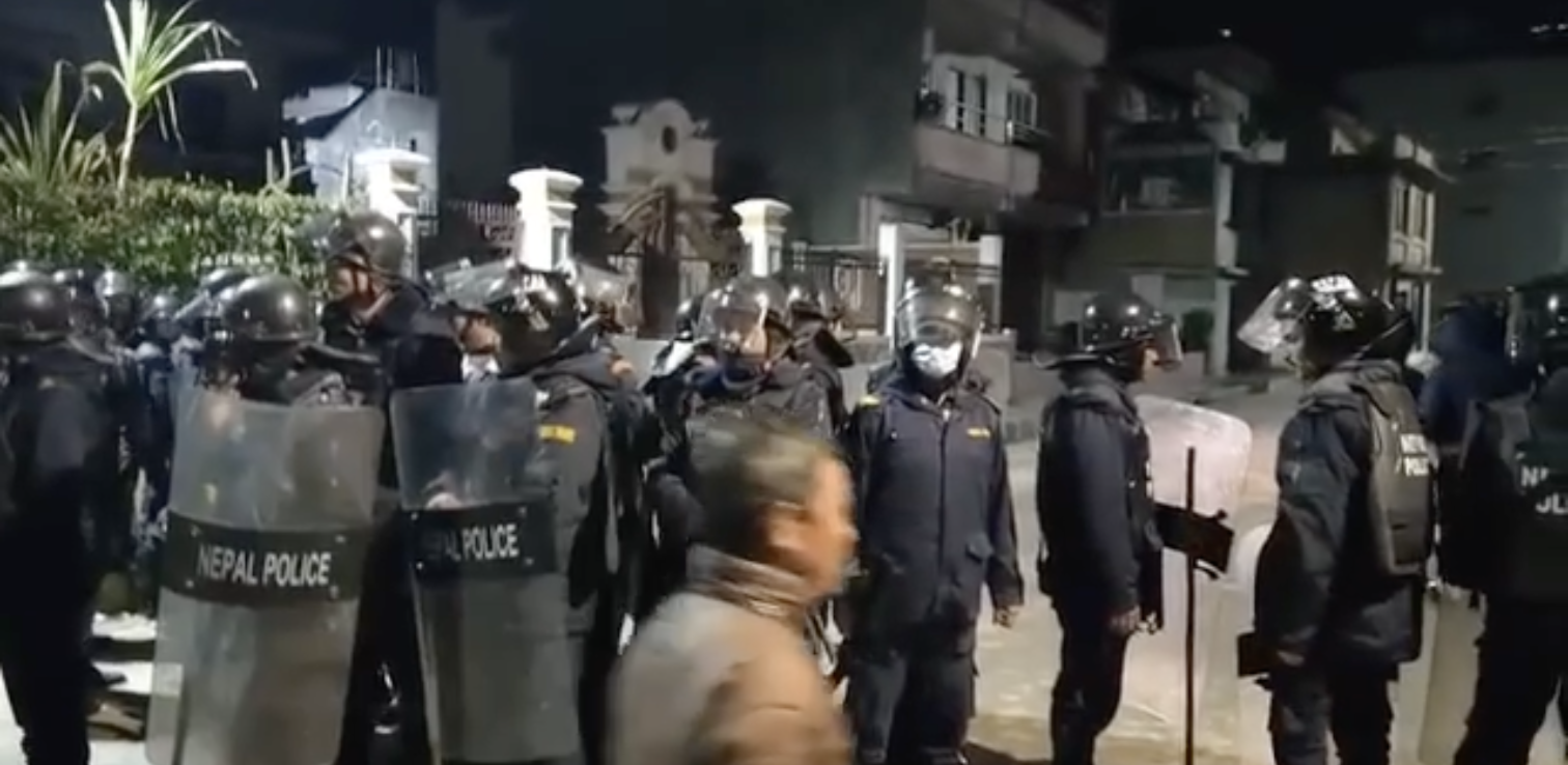 केपी ओलीलाई पक्राउ गर्न जरुरी पक्राउ पुर्जी सहित गुण्डु पुग्यो प्रहरी