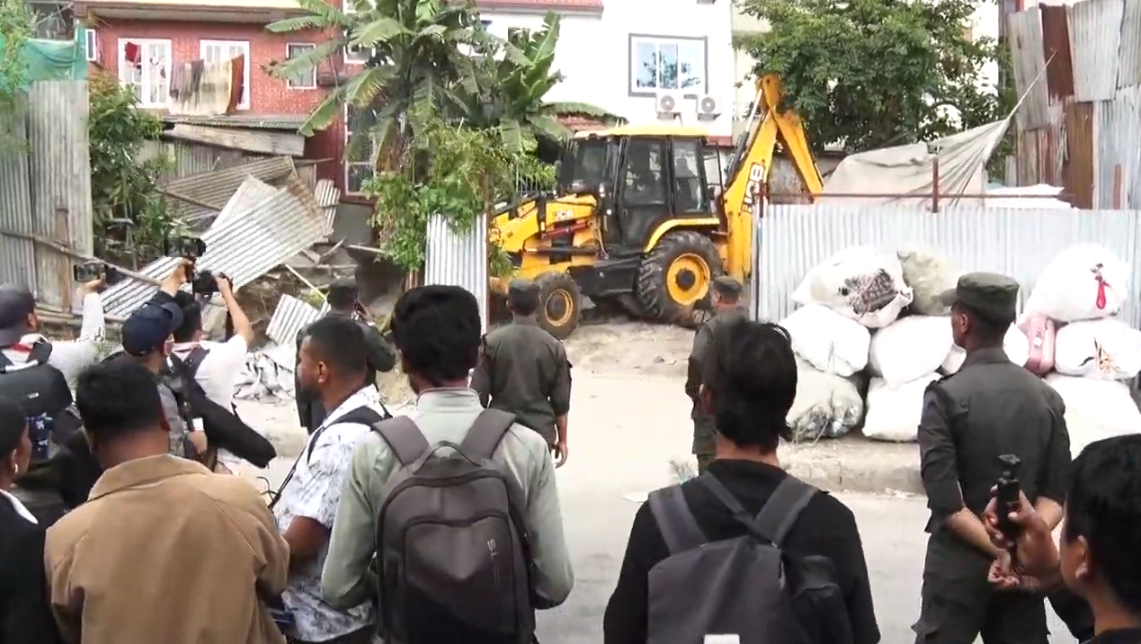 पशुपतिको जग्गा अतिक्रमण गरी बनाइएका टहरामा महानगरले चलायो डोजर