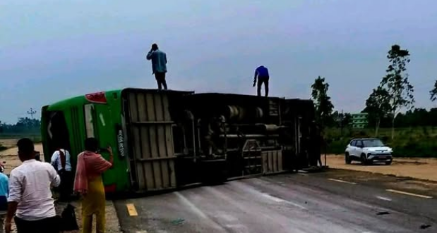 धनुषामा बस दुर्घटना हुँदा चालकसहित १७ जना घाइते