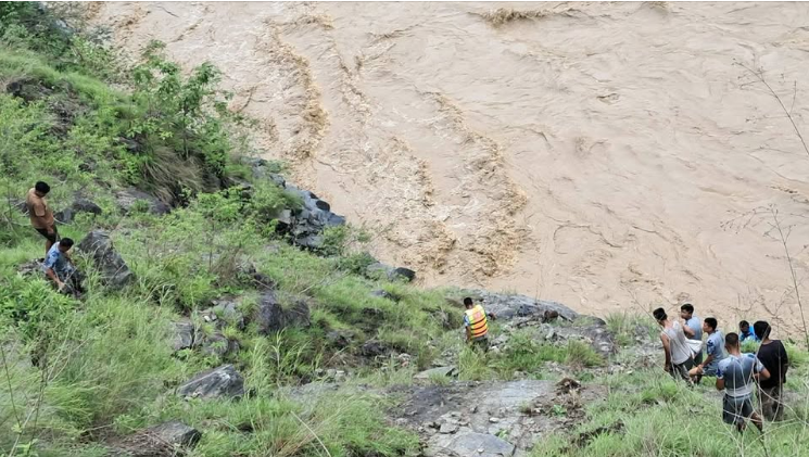 कर्णालीमा खस्यो कालीकोट जाँदै गरेको बस, भिरमा अड्किएको छ शव