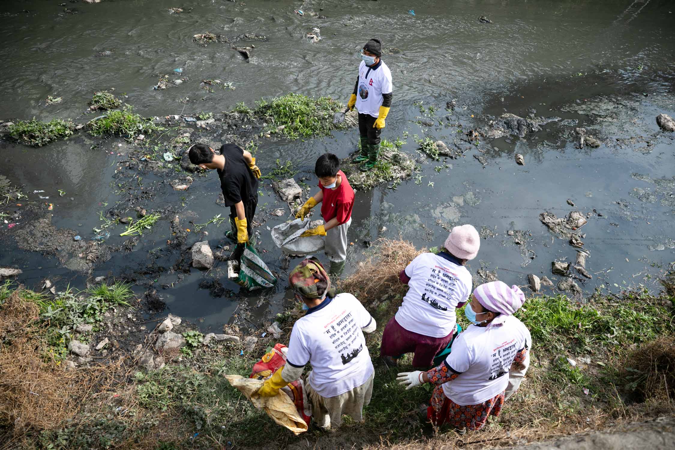 धरानदेखि काठमाडौँ प्रवेश गर्यो हर्क साम्पाङको श्रमदान अभियान, ‘श्रम सेना’ले गरे धोबीखोला सरसफाइ (तस्बिरहरु)