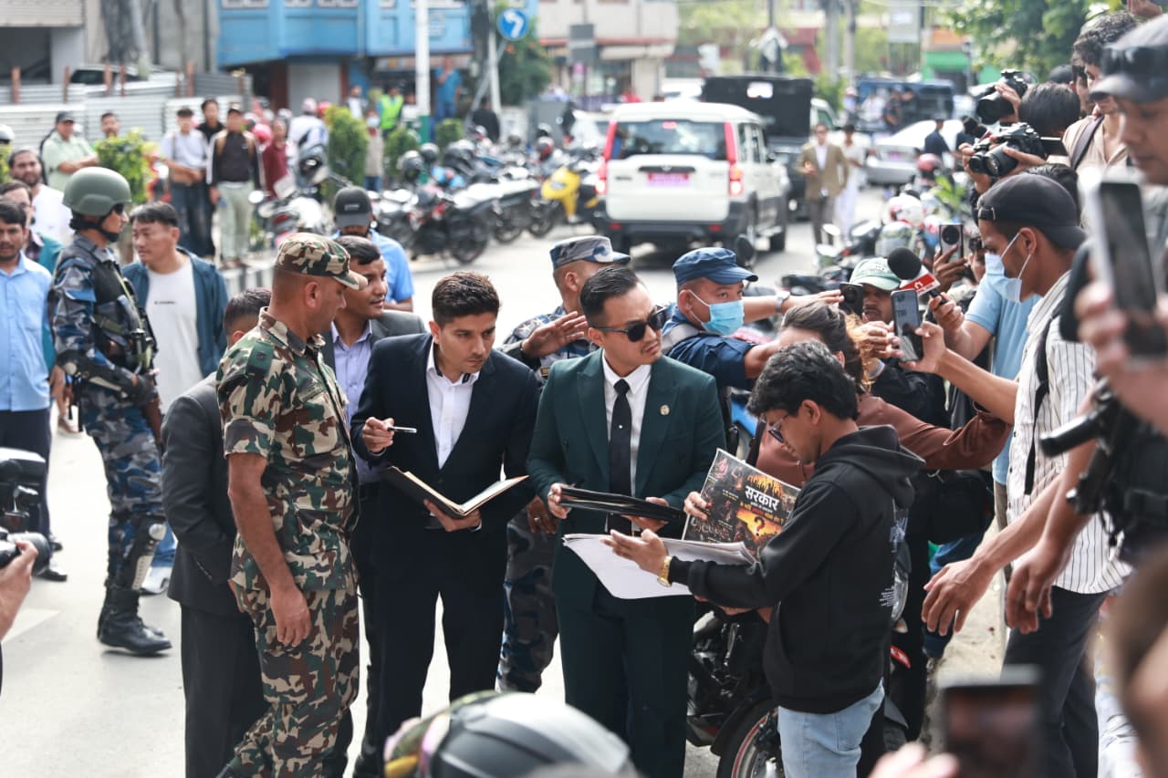 विभिन्न माग राखेर माइतीघरमा धर्नामा बसेकाहरुको विवरण लिन पुगे गृहमन्त्री गुरुङ (तस्बिरहरु)