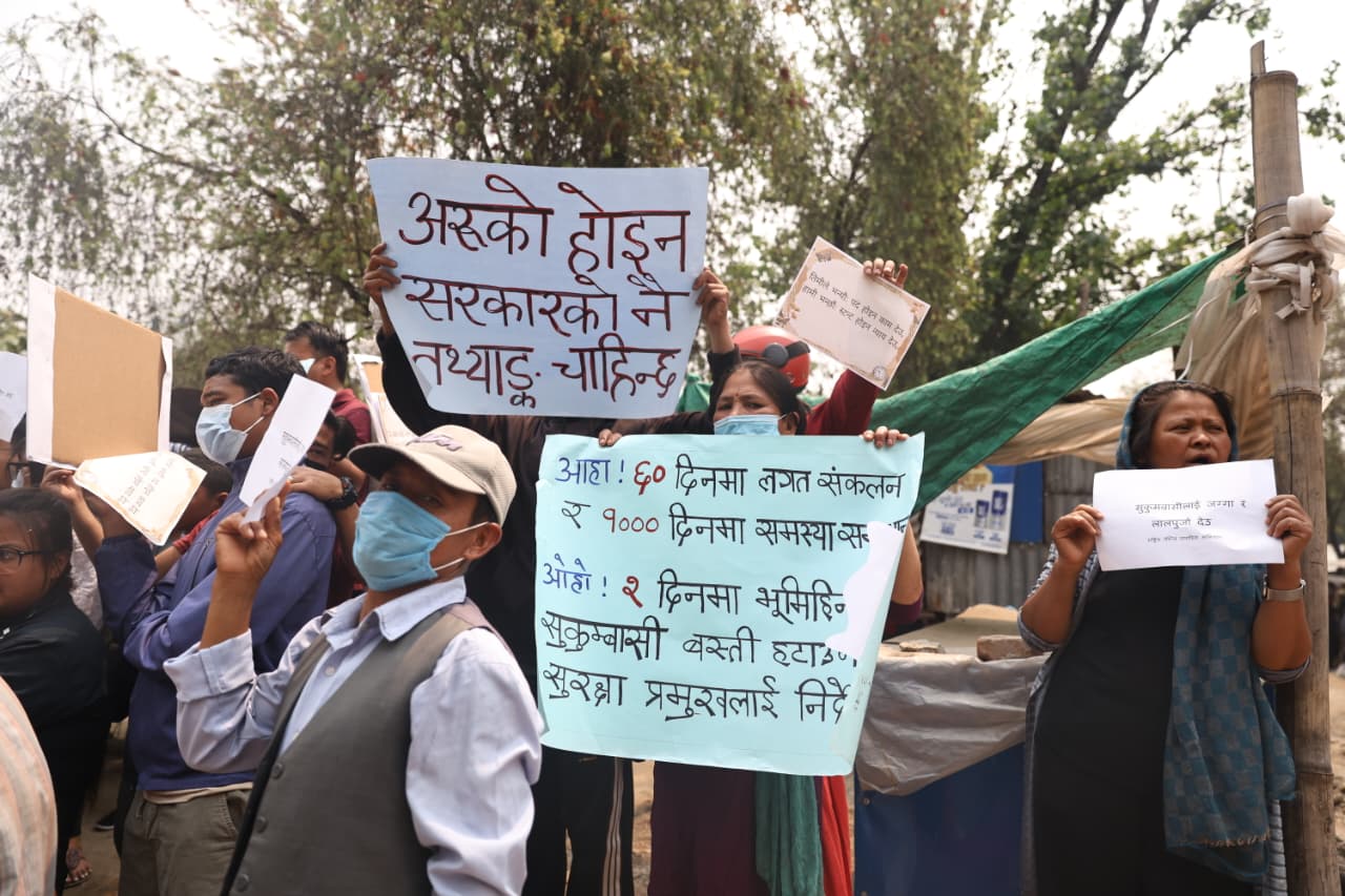 थापाथलीको सुकुम्बासी बस्तीमा सरकारविरुद्ध प्रदर्शन