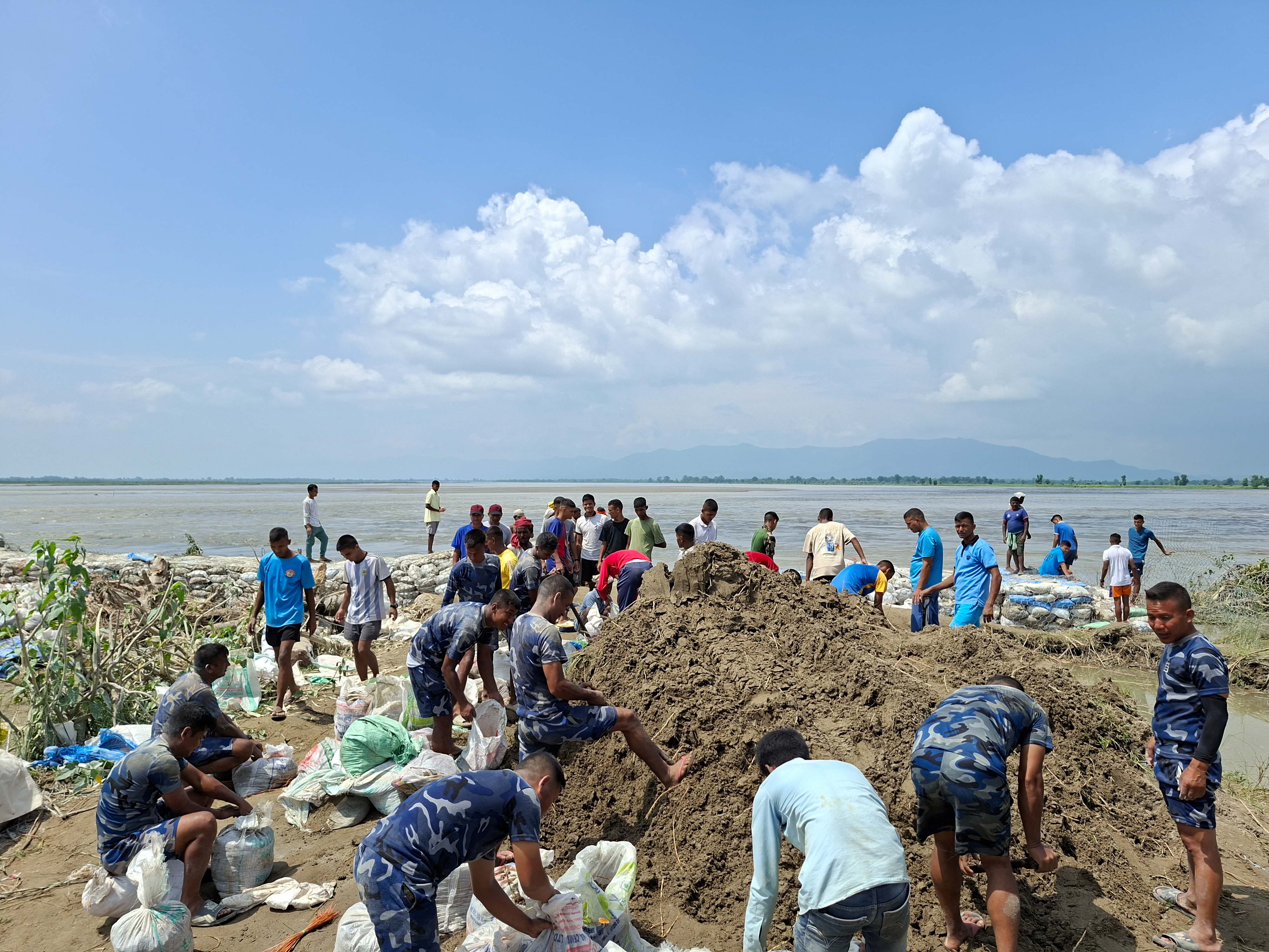 सुस्ता जोगाउन स्थानीय र सुरक्षाकर्मी जनश्रमदानमा (तस्बिरहरू)