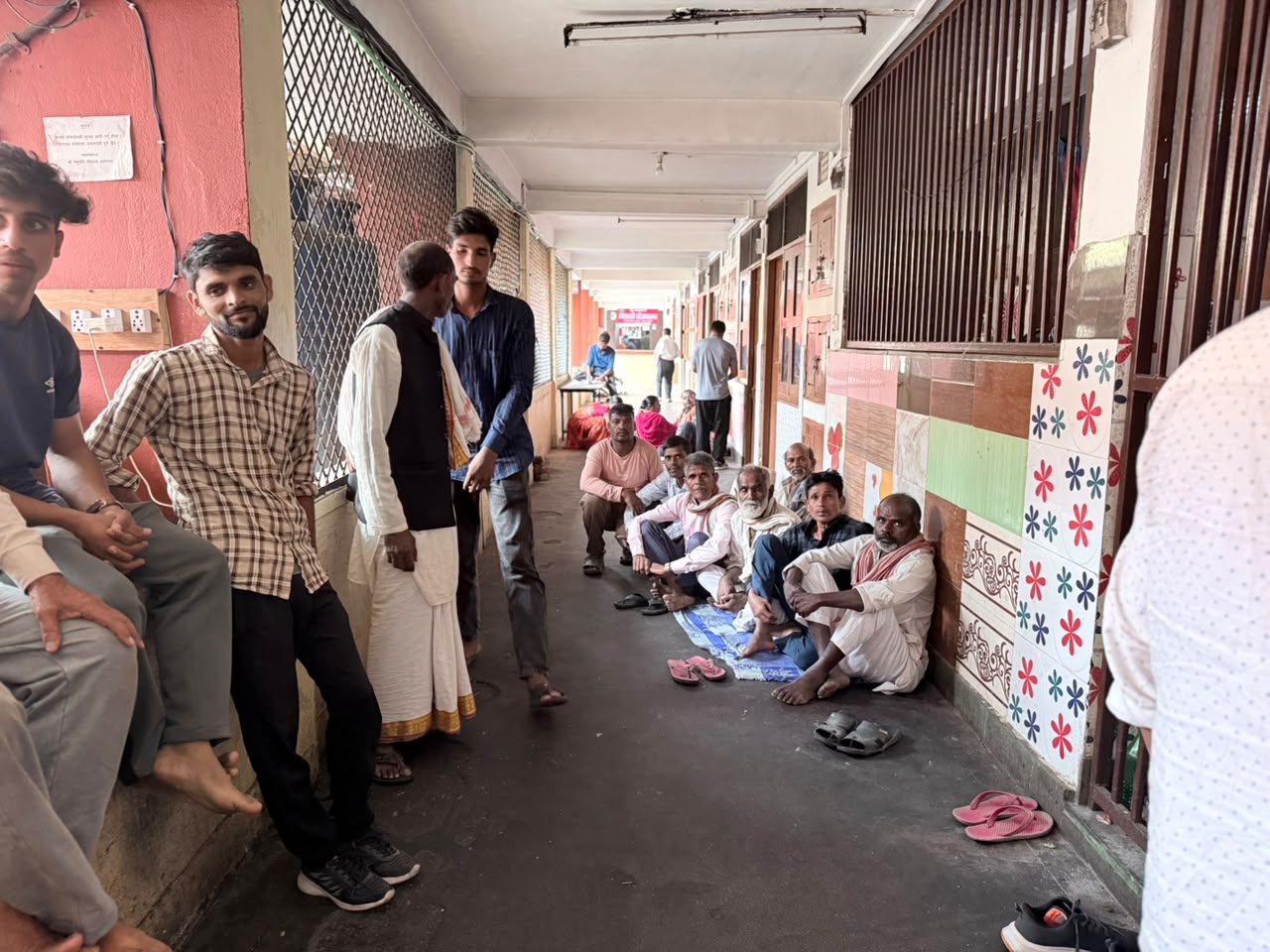 लालपुर्जा र नेपाली नागरिकता माग गर्दै काठमाडौं आइपुगे सुस्तावासी (तस्बिरहरु)