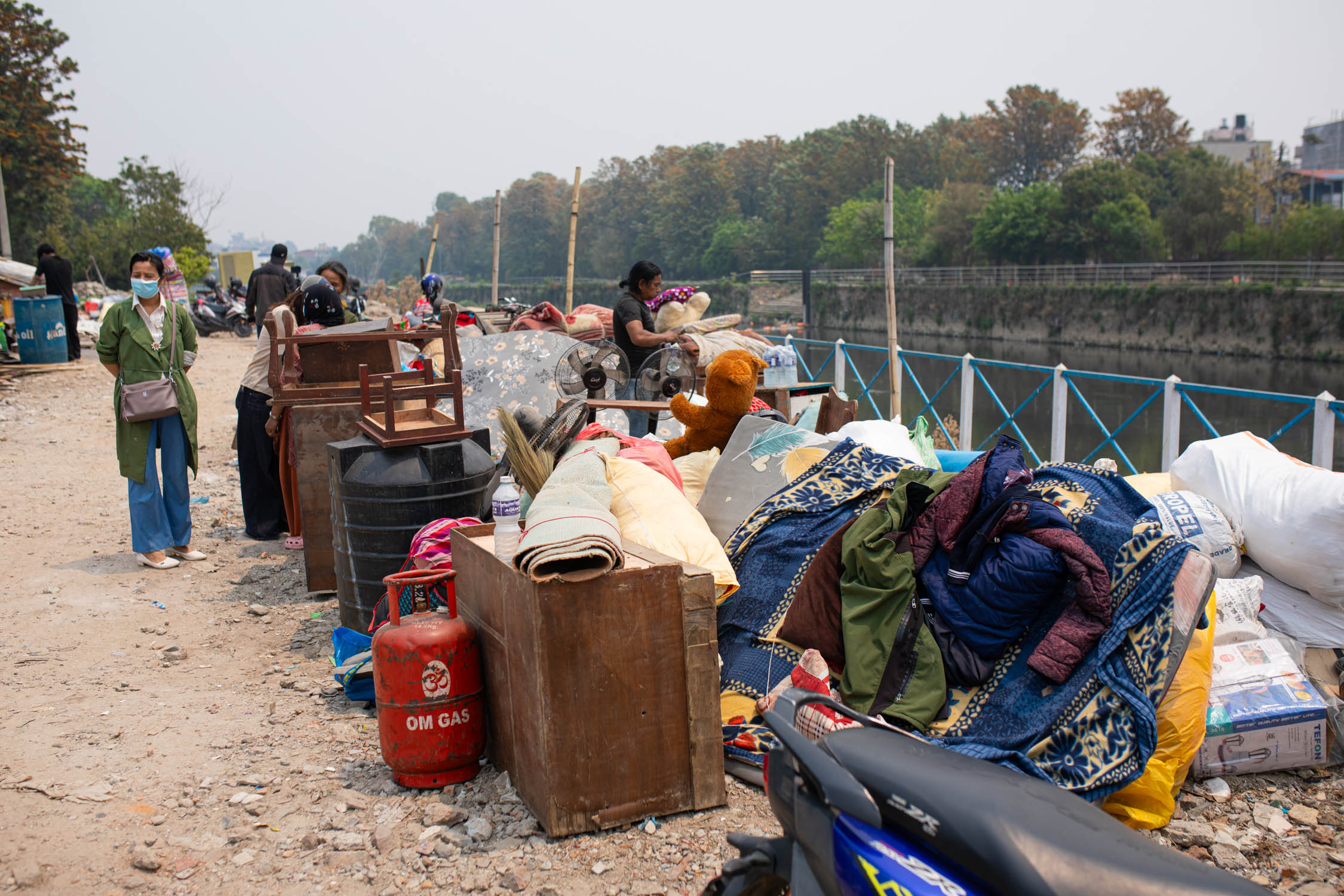 थापाथलीका सुकुम्बासीः केही आन्दोलनमा, केही सामान जोगाउँदै