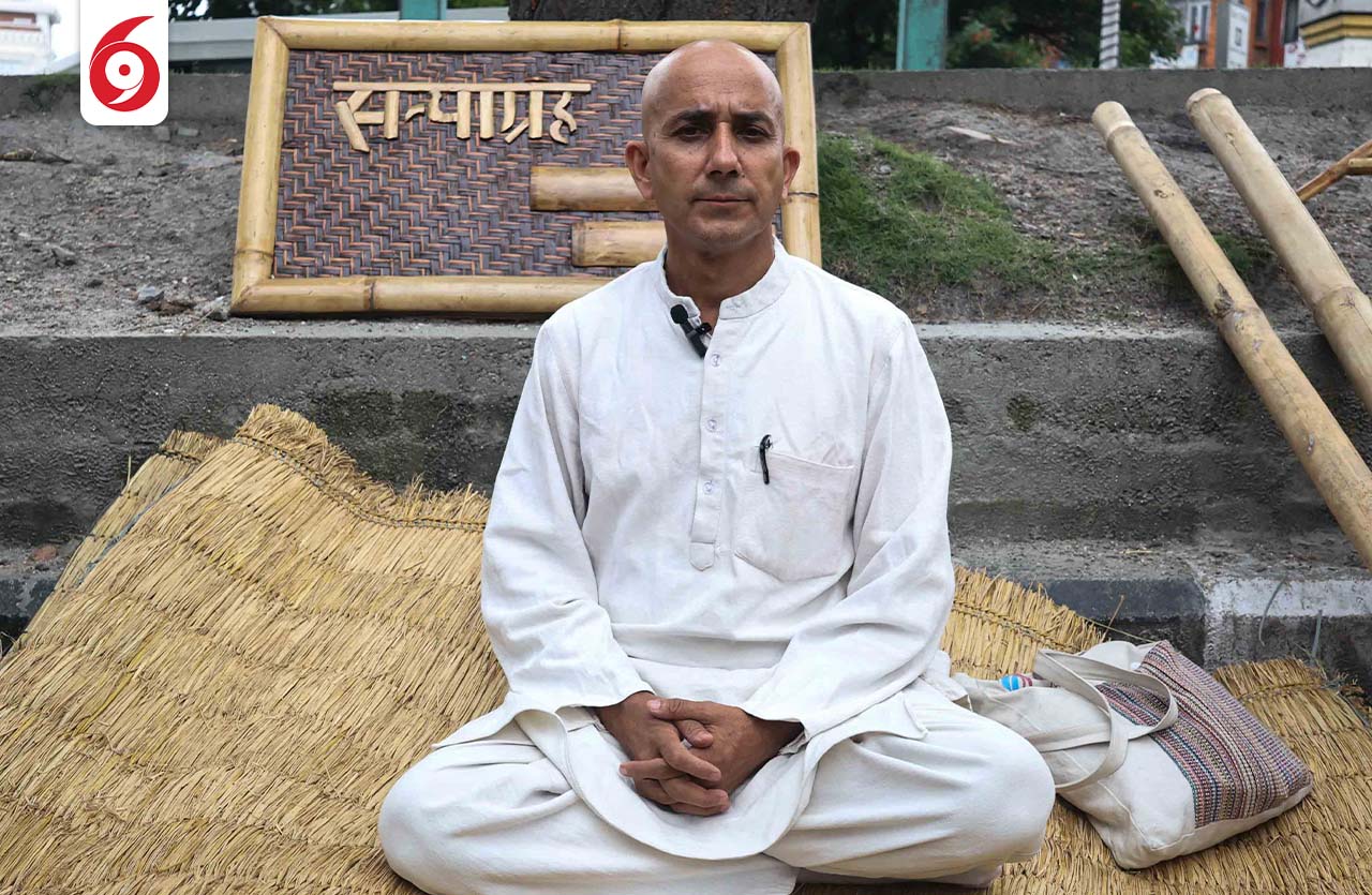 स्थानीय कच्चा पदार्थ प्रयोगको माग गर्दै खोटाङका मेयरले माइतीघरमा बाँस बोकेर सुरु गरे सत्याग्रह