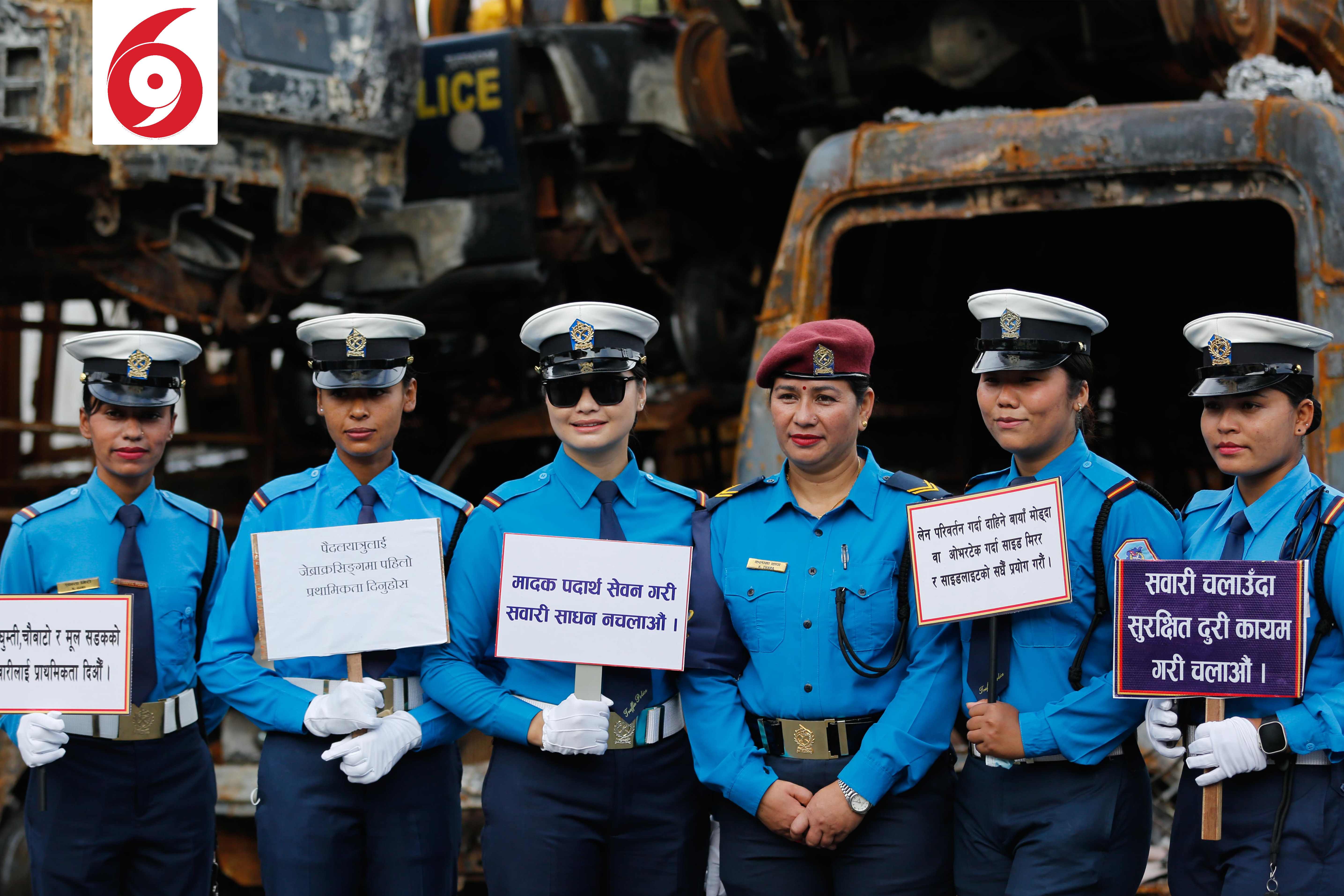 सुरक्षा सचेतनाको लागि ट्राफिक प्रहरी र महानगर प्रहरीको संयुक्त वाल्क (तस्बिरहरु)