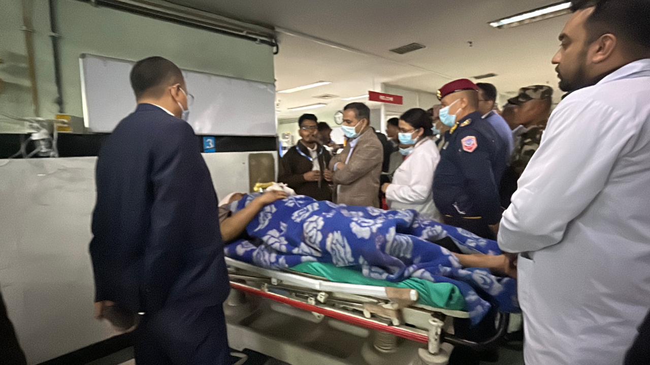 बस दुर्घटनाका घाइते भेट्न गृहमन्त्री अर्याल ट्रमा सेन्टरमा (तस्बिरहरु)
