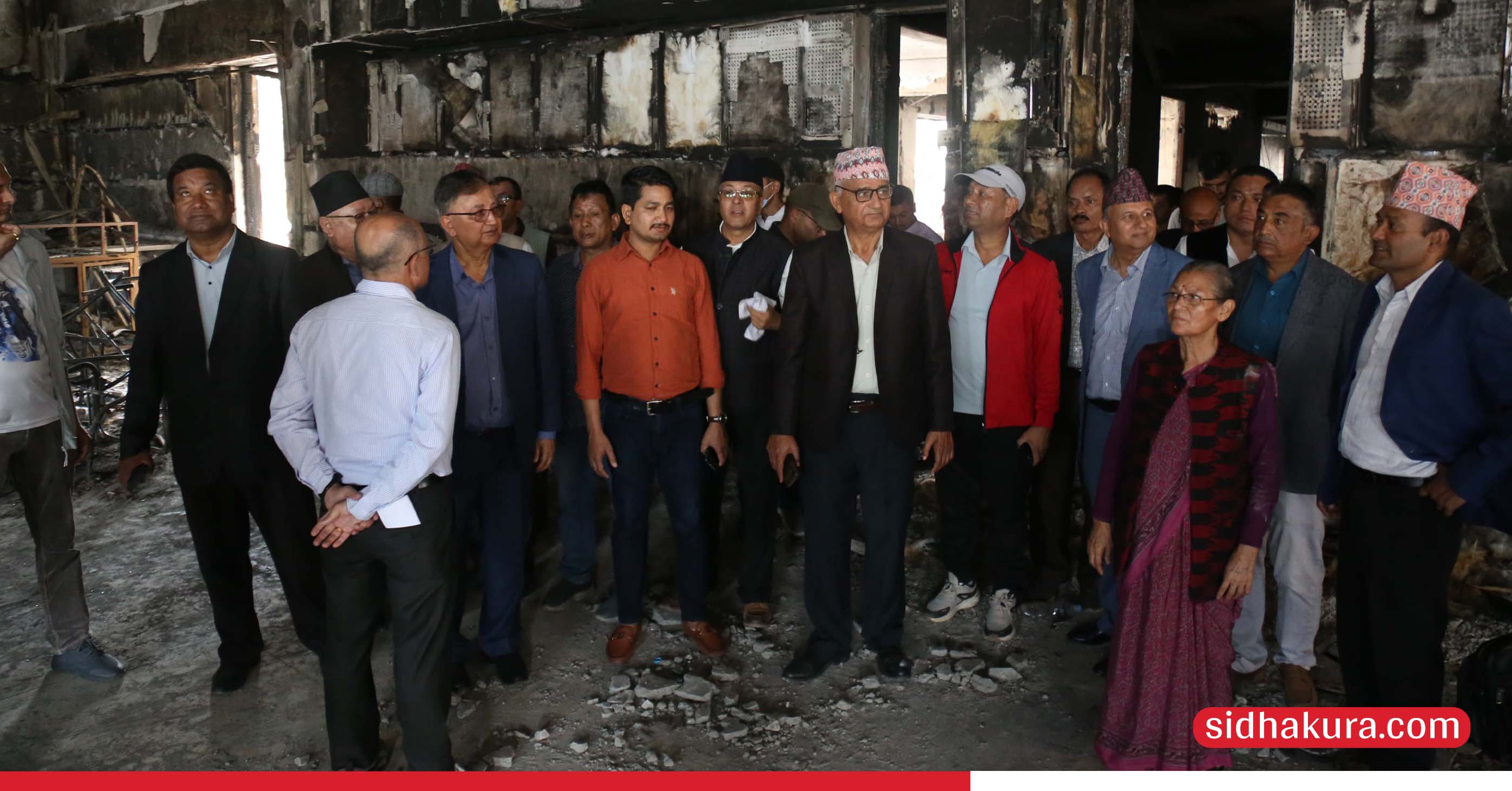 नेपाली कांग्रेसको पार्टी कार्यालय अवलोकन गर्न पुगे नेकपा एमालेका नेताहरु(तस्बिरहरु)