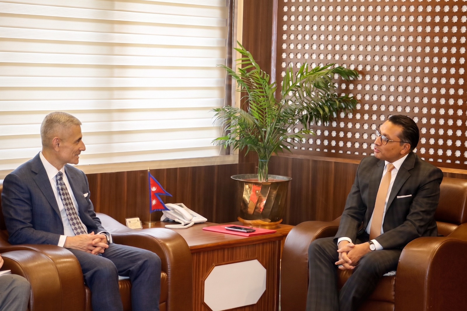 अर्थमन्त्री वाग्ले र अमेरिकी सहायक विदेशमन्त्रीबीच भेटवार्ता, अमेरिकी लगानीकर्तालाई लगानीका लागि आग्रह