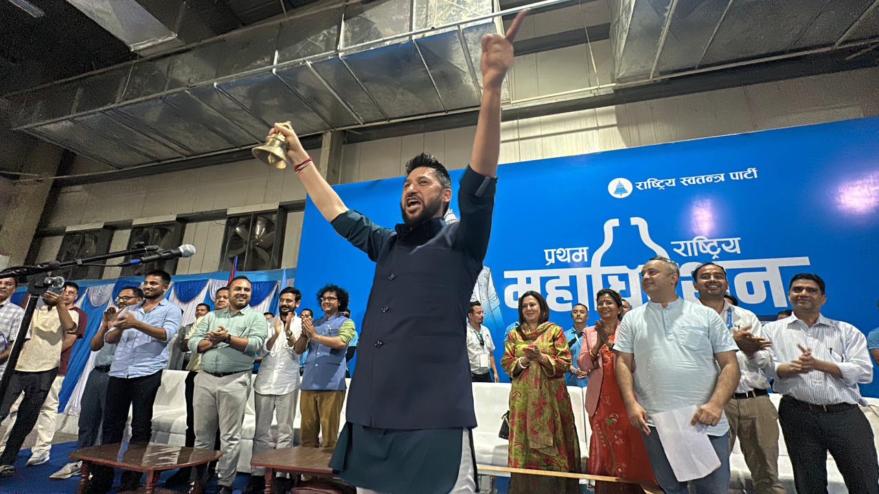 सभापतिमा सपथ लिएपछि रवि लामिछानेको अभिवादन (तस्बिरहरु)