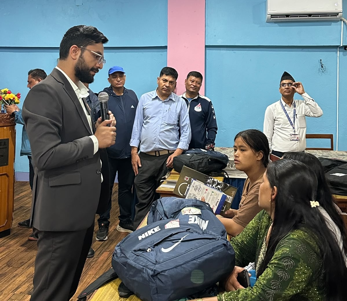 सुकुम्वासी होल्डिङ सेन्टरका विद्यार्थीसँग शिक्षामन्त्री, भर्ना सहजता देखि स्कुल बस व्यवस्थापन गर्ने